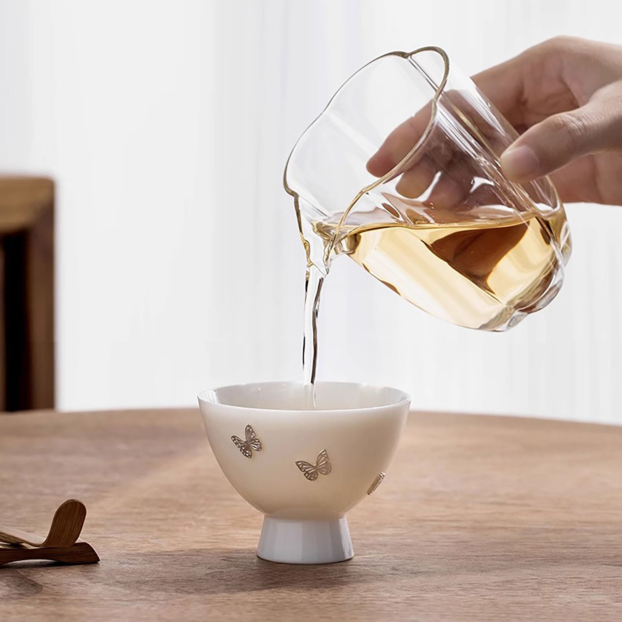 Tasse de maître en porcelaine blanc ornée d’agrafes en argent