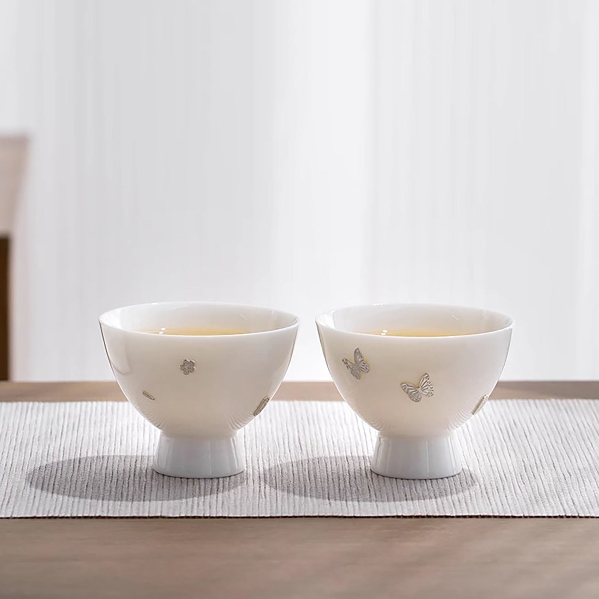 Tasse de maître en porcelaine blanc ornée d’agrafes en argent