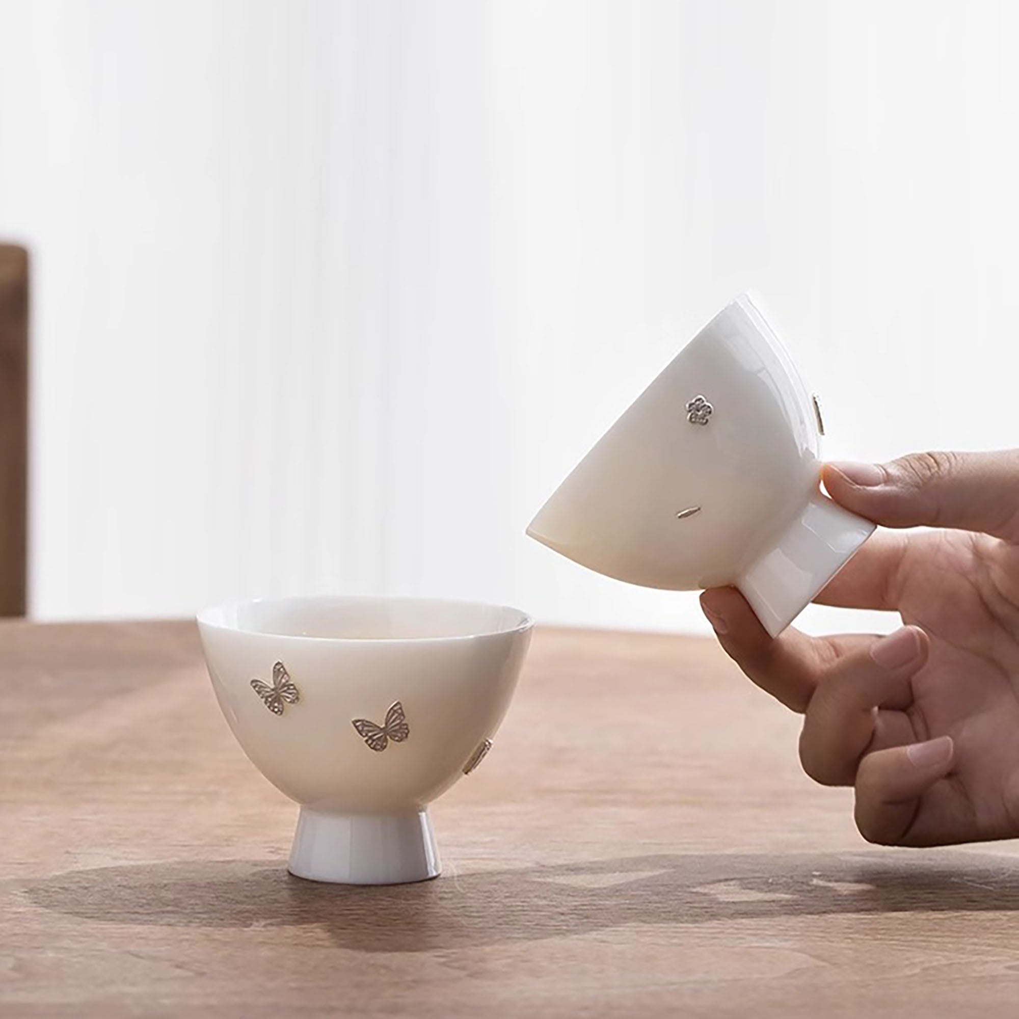 Tasse de maître en porcelaine blanc ornée d’agrafes en argent
