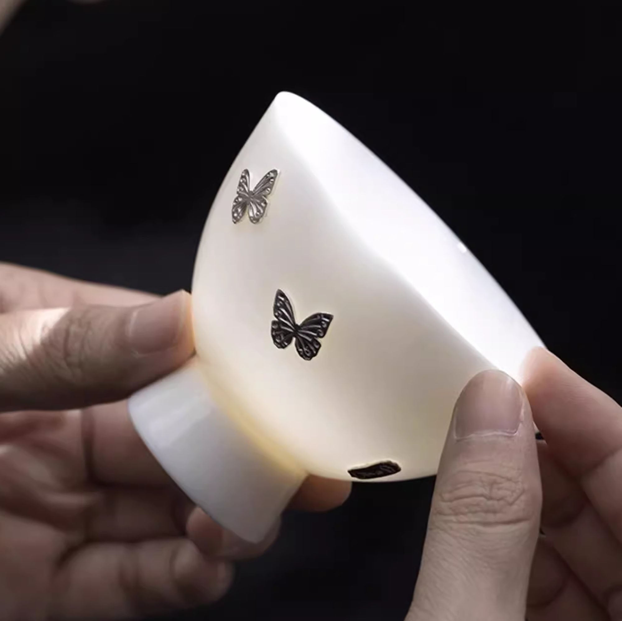 Tasse de maître en porcelaine blanc ornée d’agrafes en argent