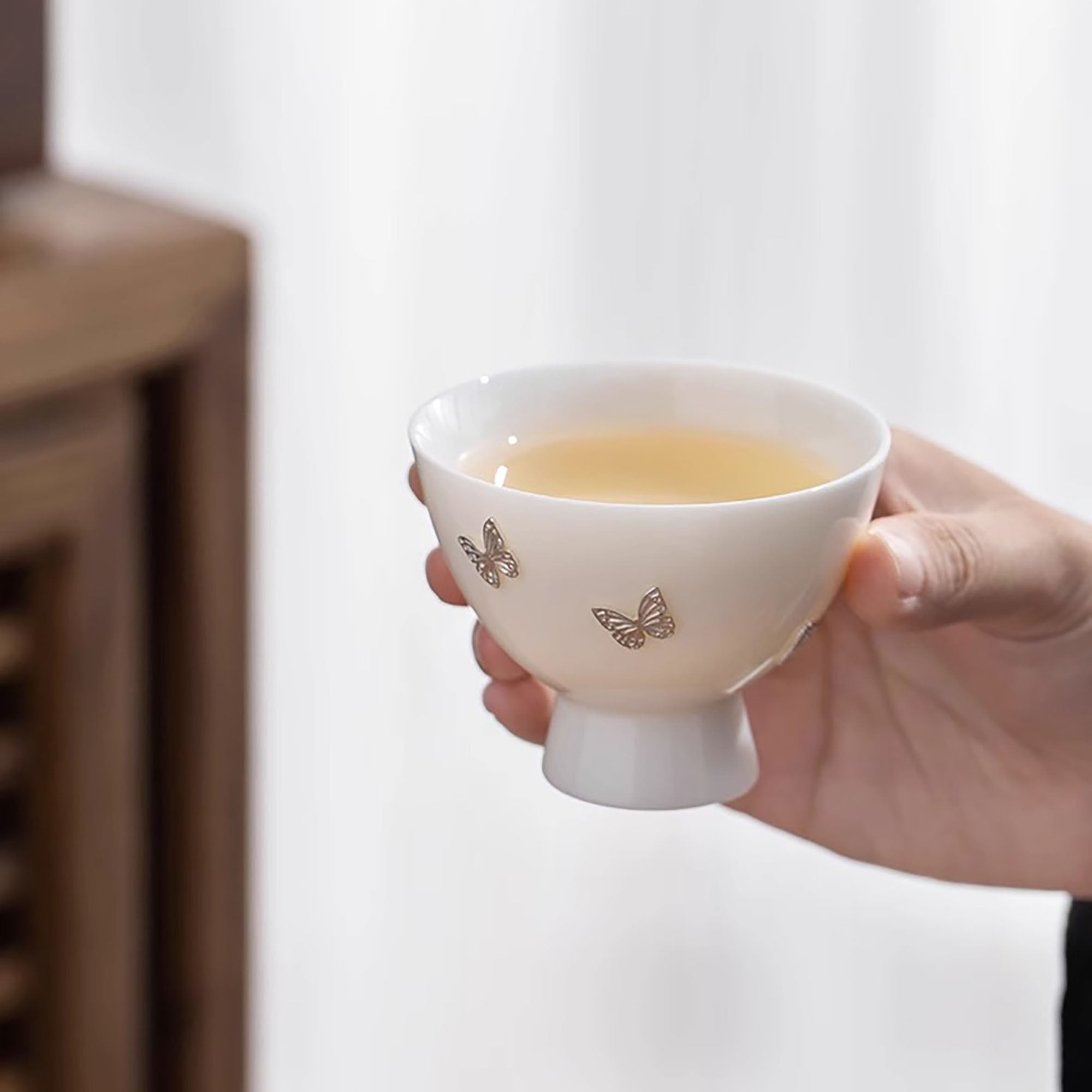 Tasse de maître en porcelaine blanc ornée d’agrafes en argent