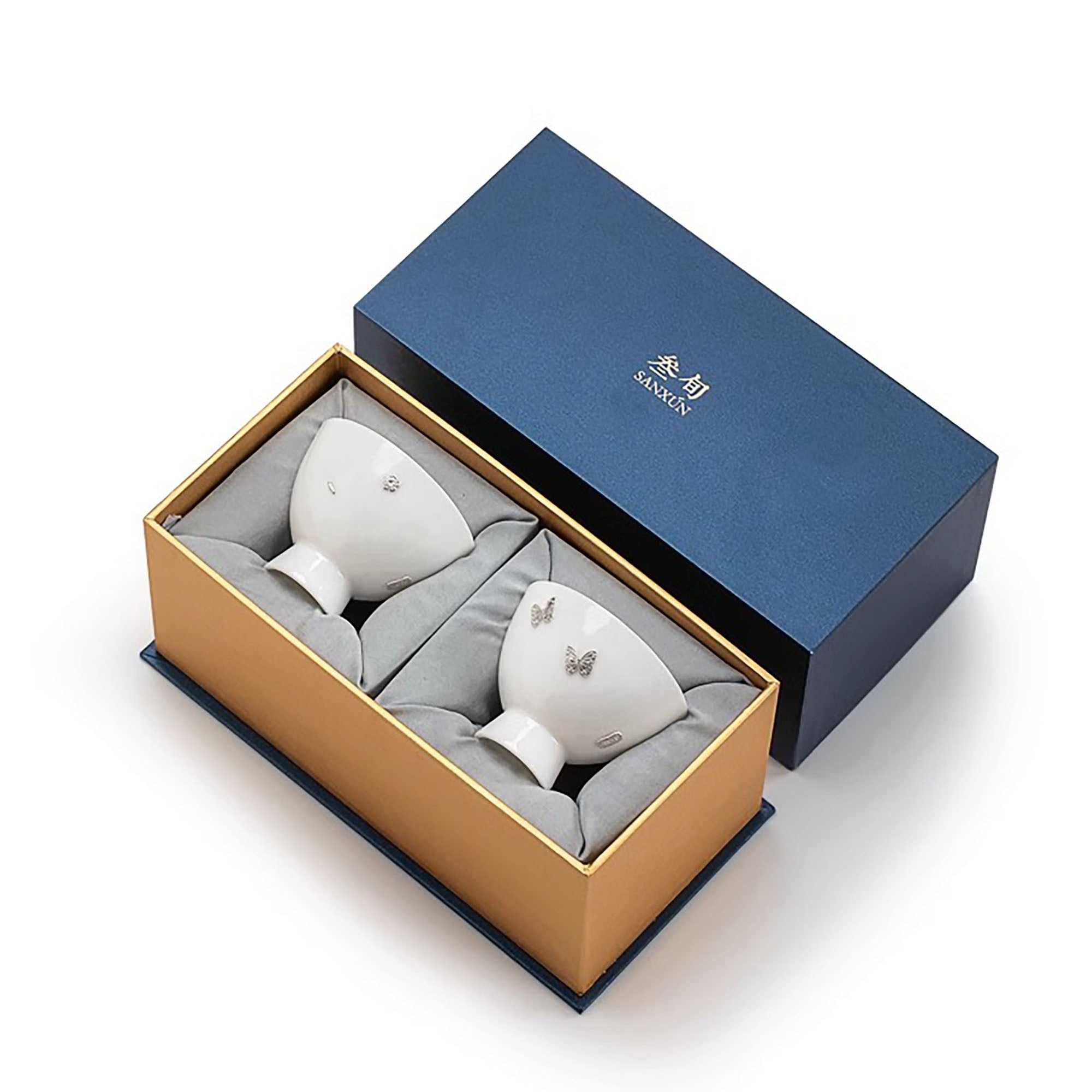 Tasse de maître en porcelaine blanc ornée d’agrafes en argent