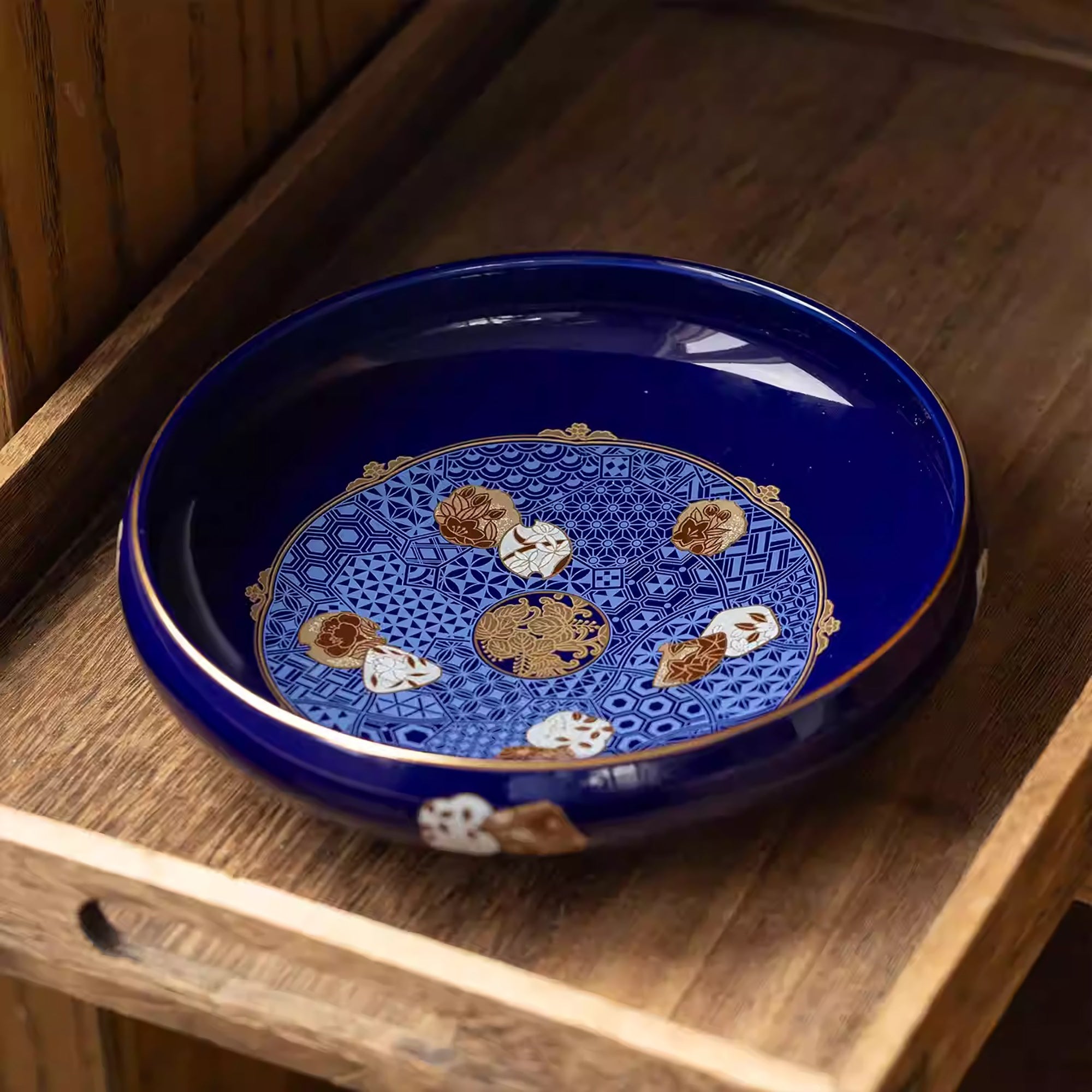 Grand Assiette Aritayaki bleu profond décor doré