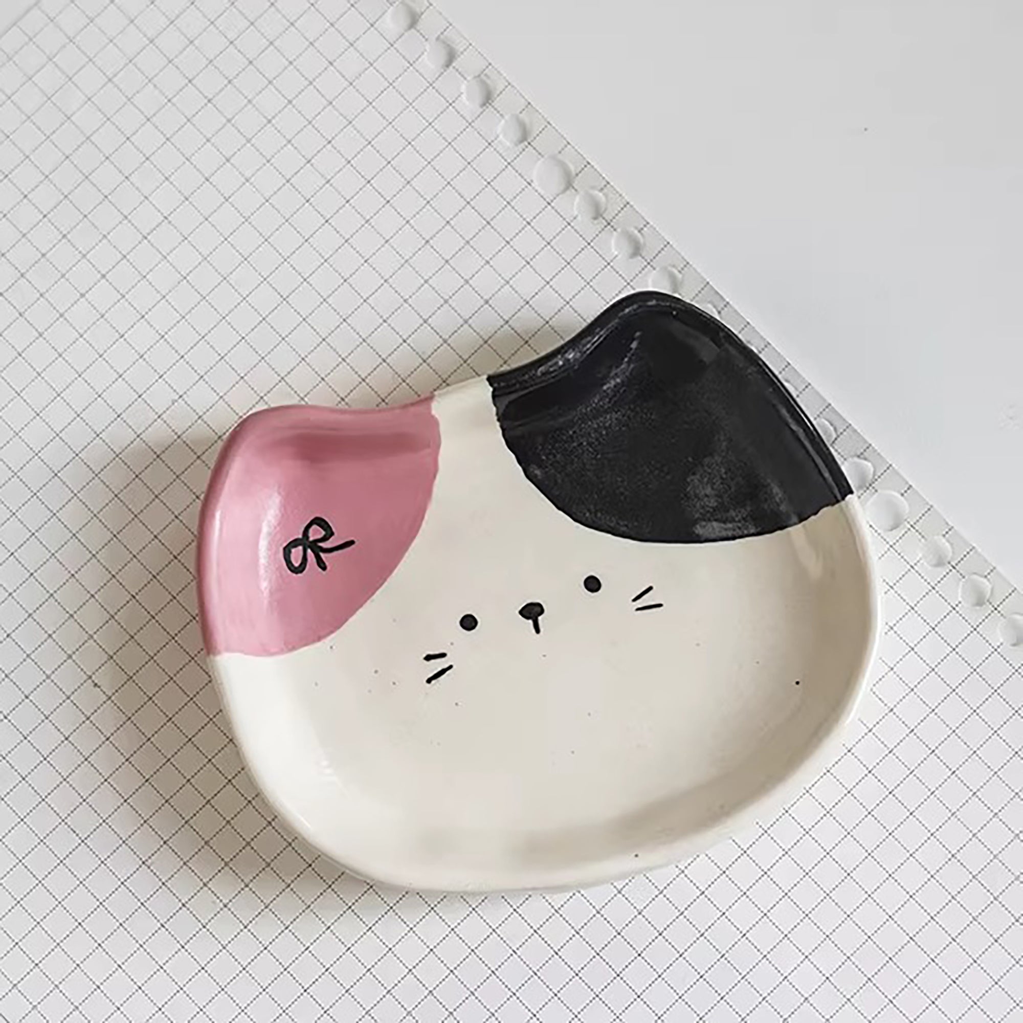 Petite assiette artisanale en forme de chat