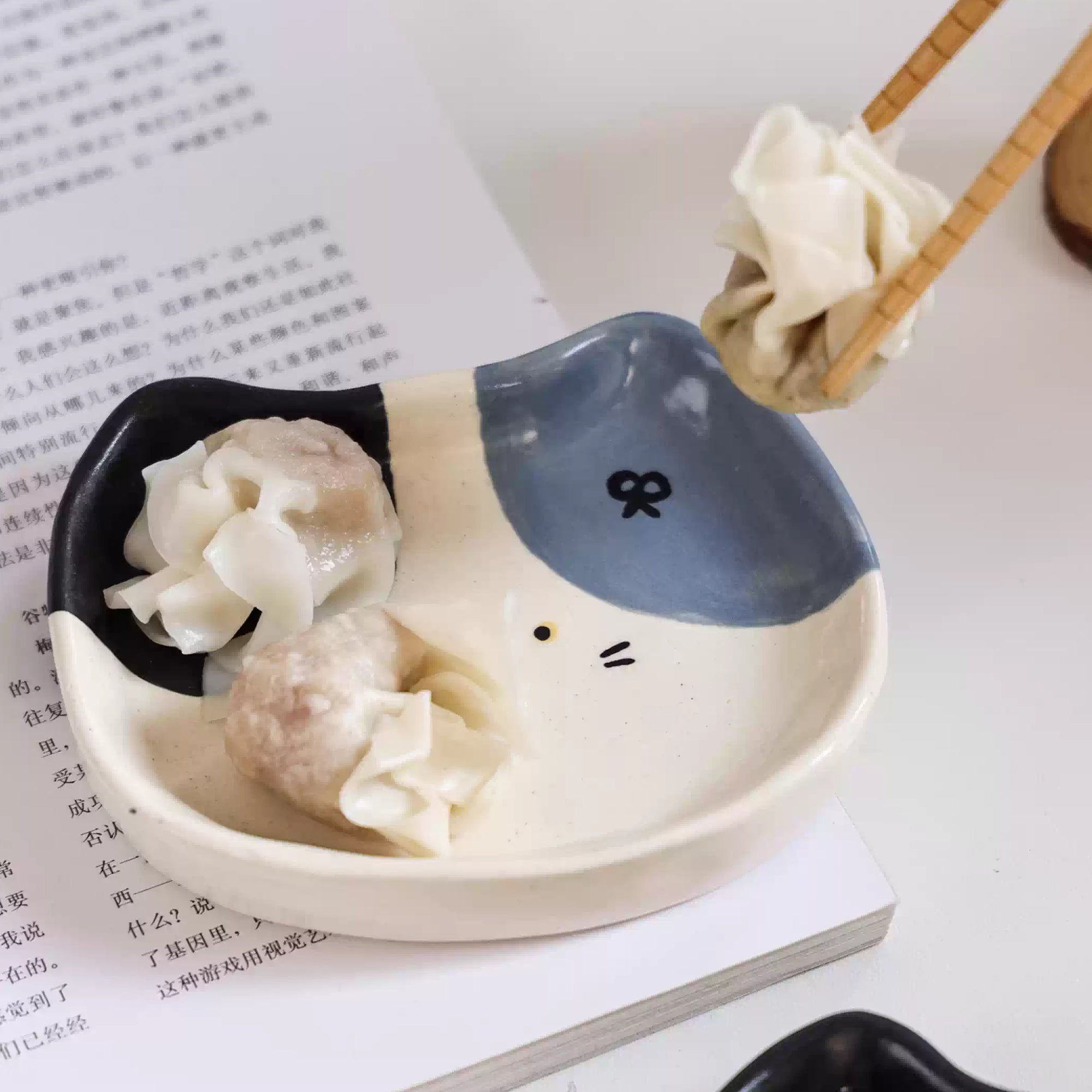 Petite assiette artisanale en forme de chat