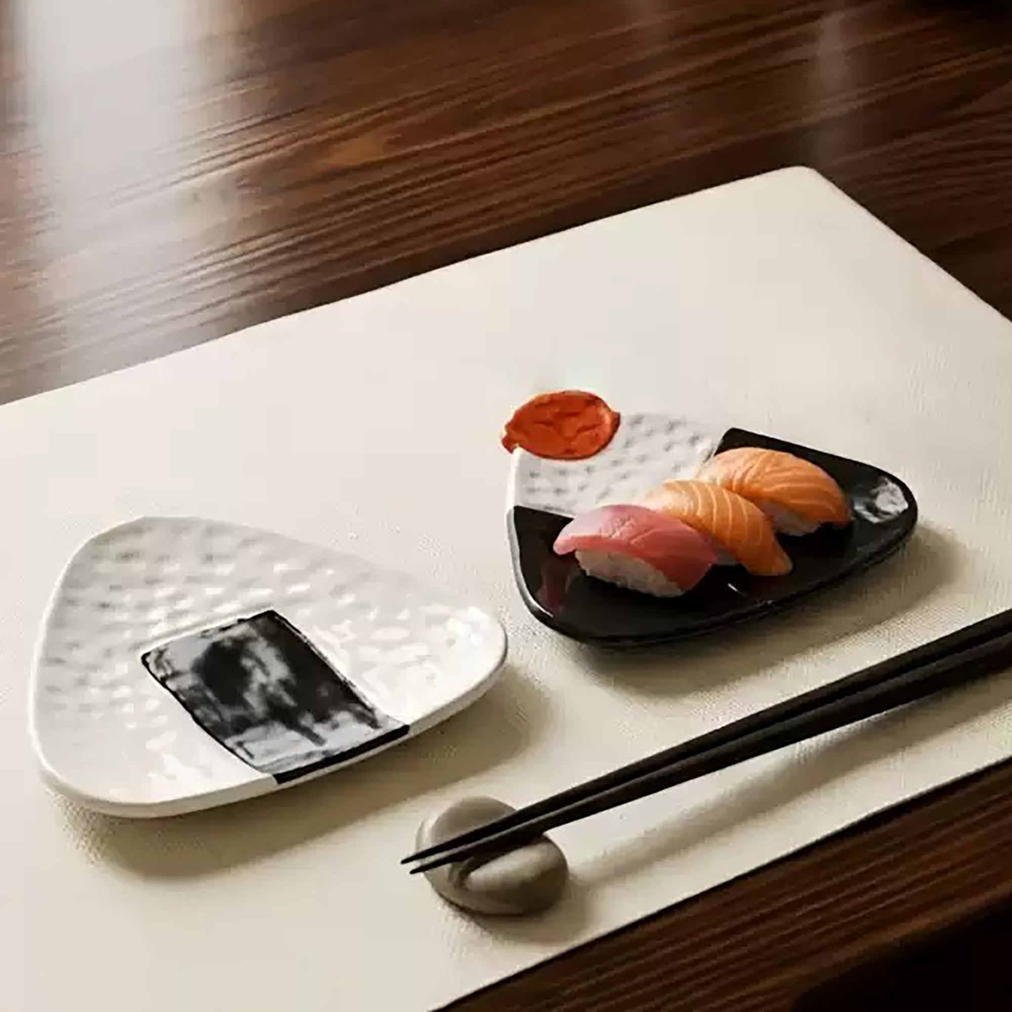 Petite assiette Mino-yaki en forme d’onigiri