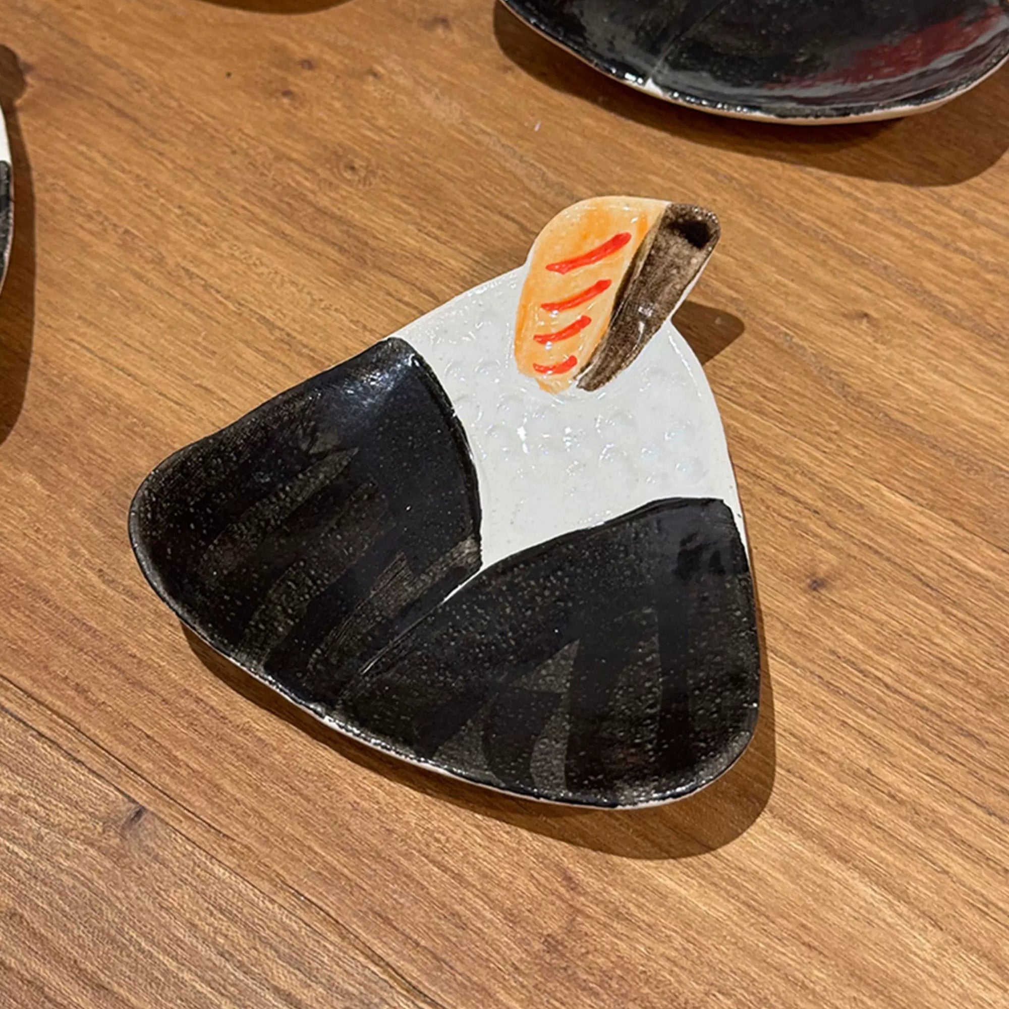 Petite assiette Mino-yaki en forme d’onigiri