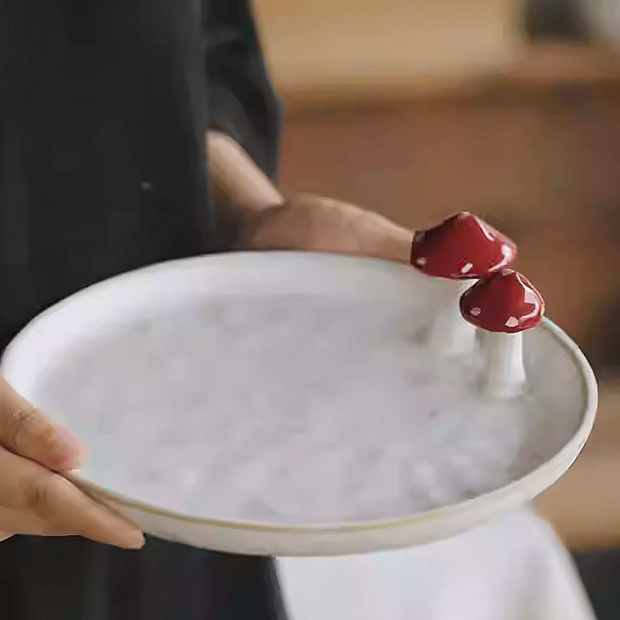 Assiette en céramique fait main avec décor champignon en relief