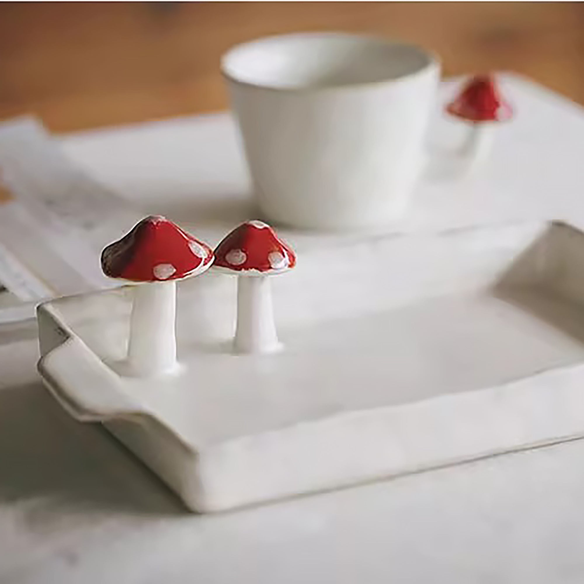 Assiette en céramique fait main avec décor champignon en relief