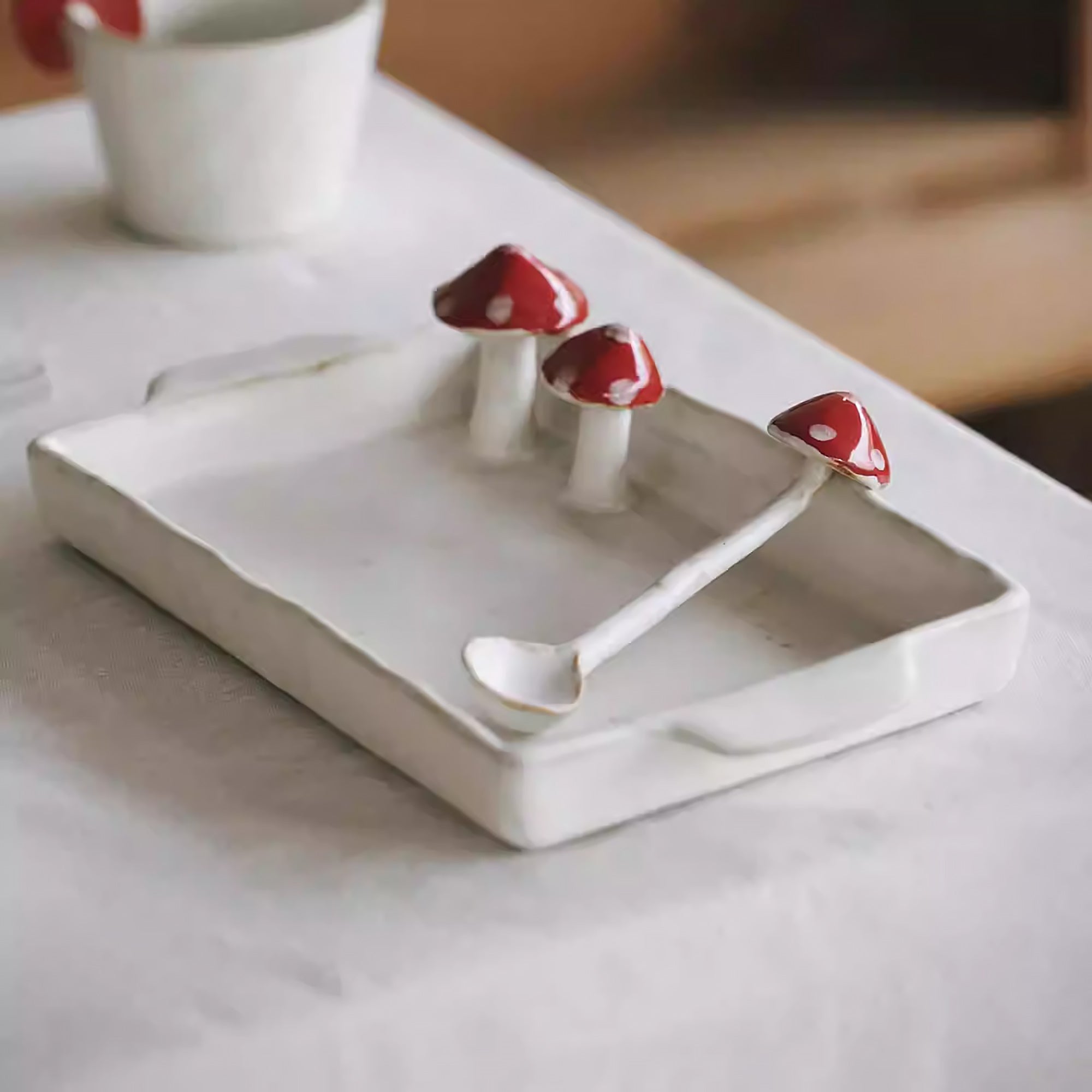 Assiette en céramique fait main avec décor champignon en relief