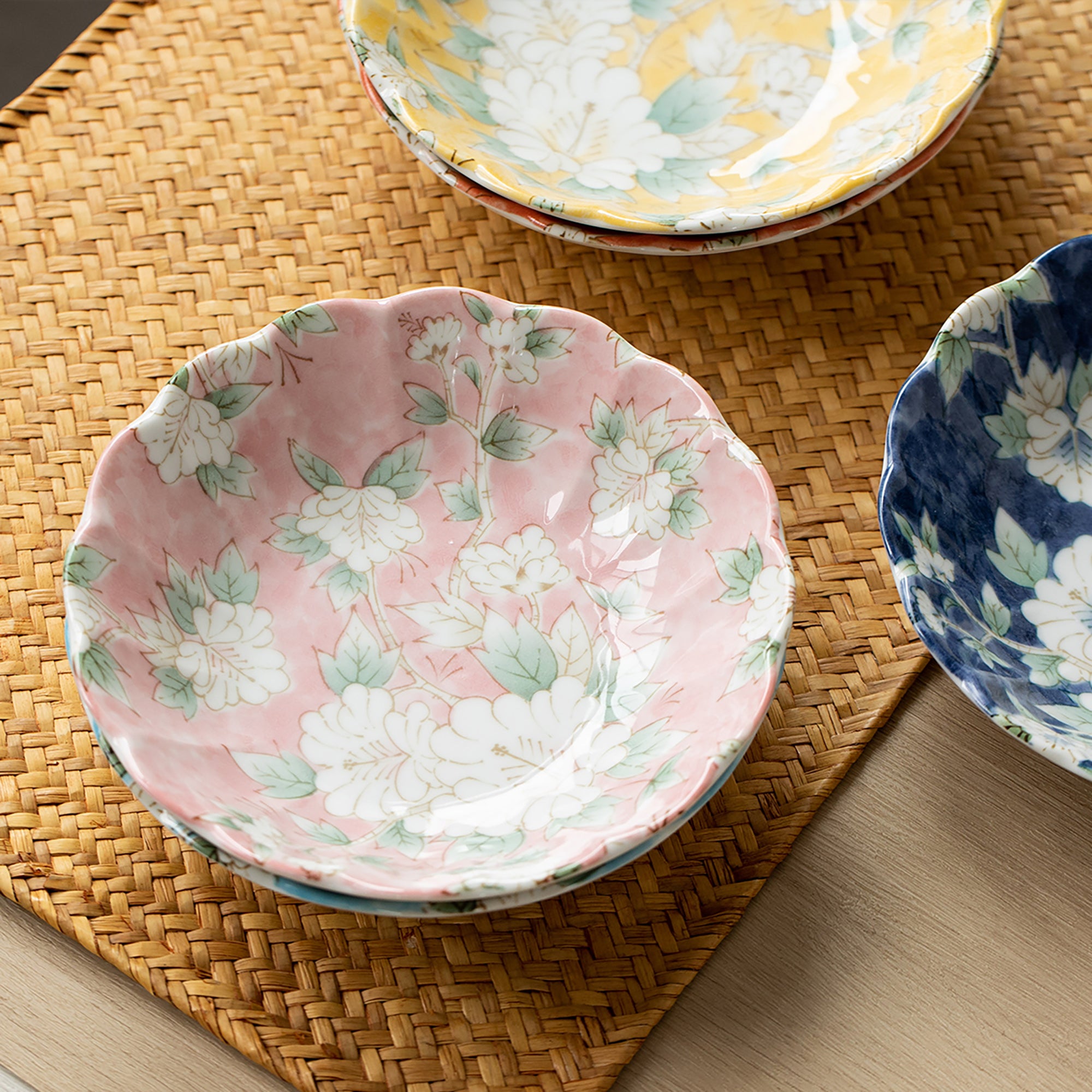ASSIETTE avec motif FLEUR de MINO