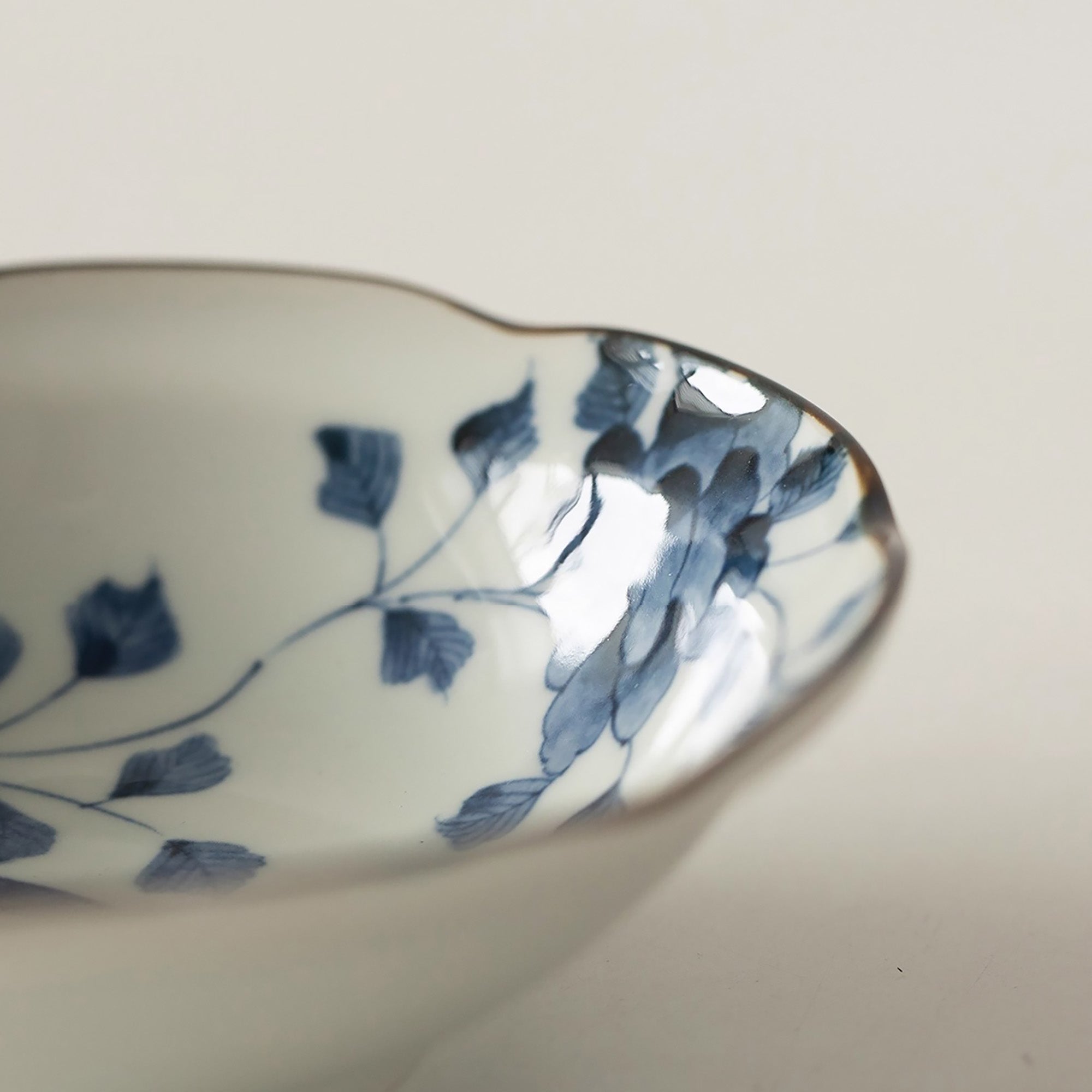 Assiette creuse Minoyaki à motifs bleu et blanc