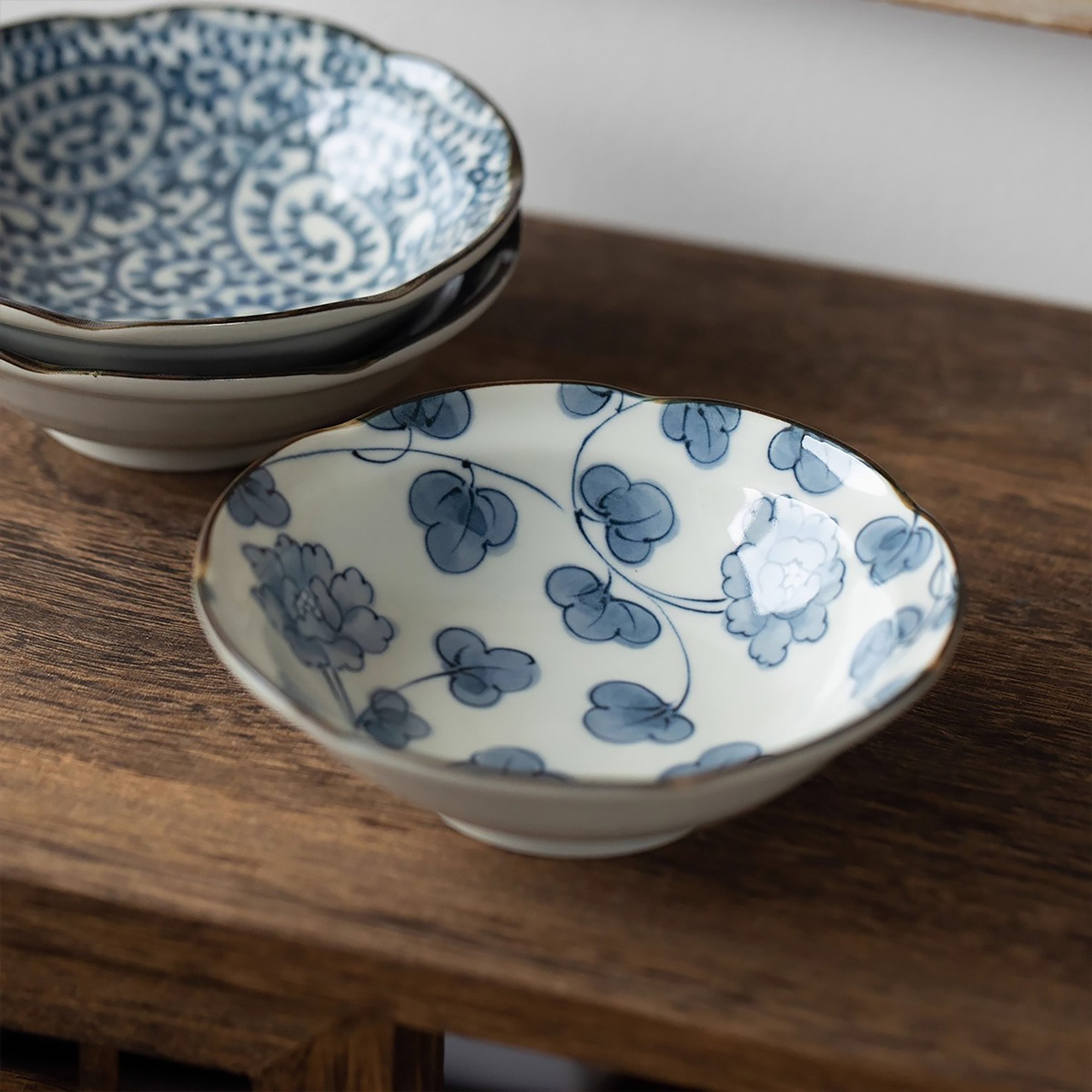 Assiette creuse Minoyaki à motifs bleu et blanc