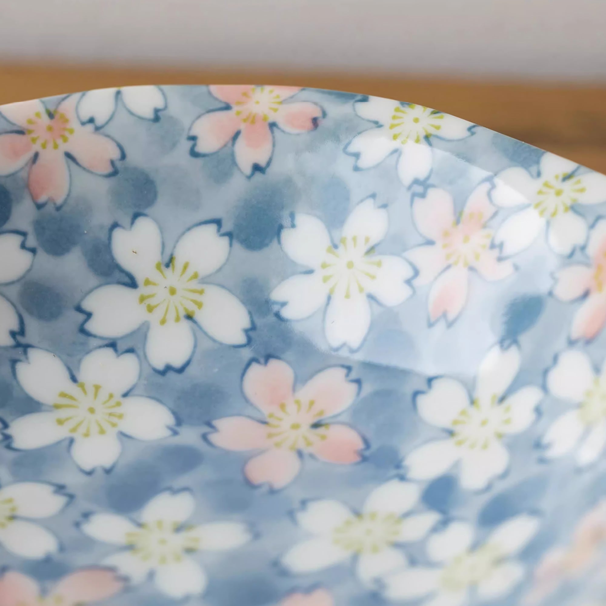 Assiette Minoyaki à motif de fleurs de cerisier