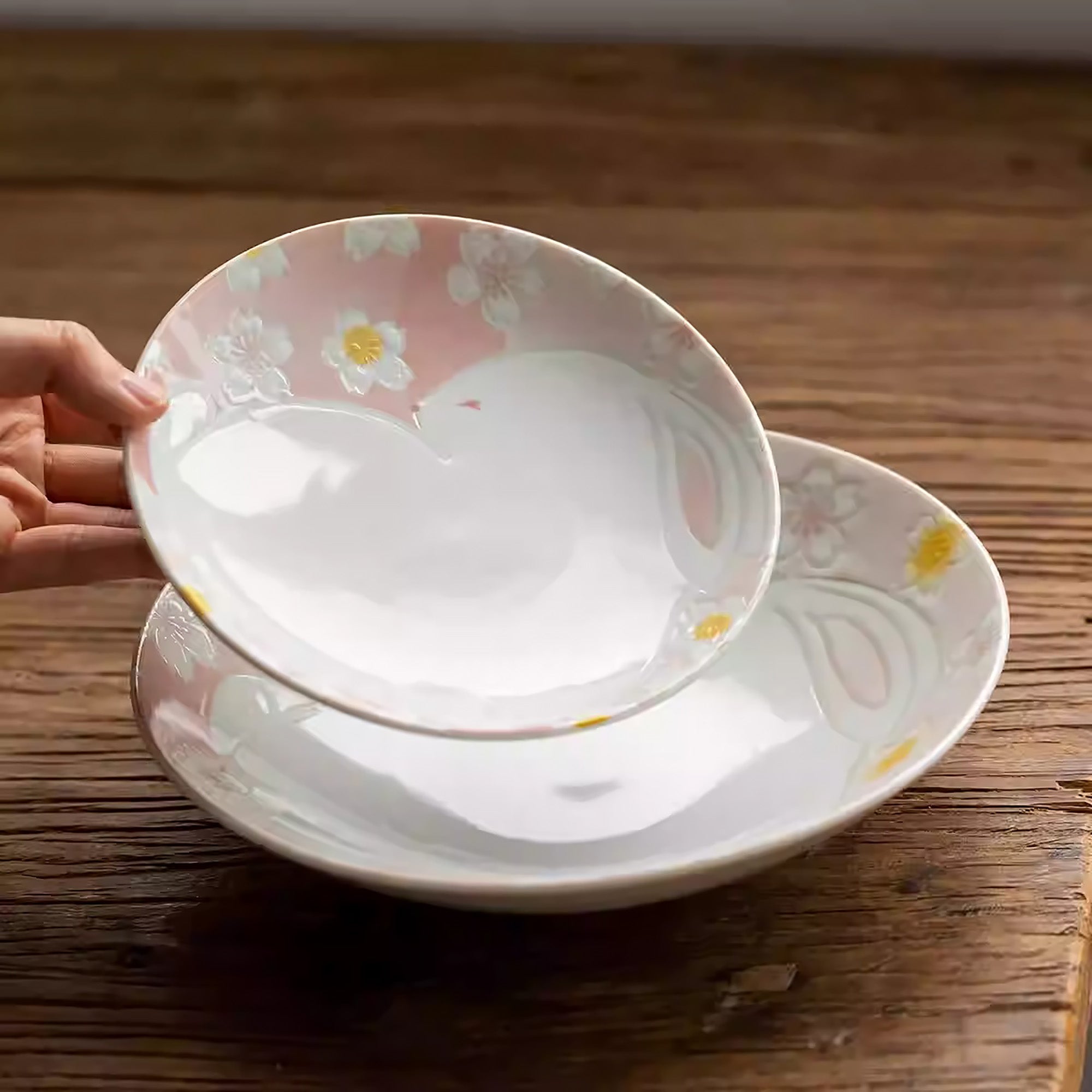 Assiette Mino-yaki avec motif lapin et fleurs de cerisie