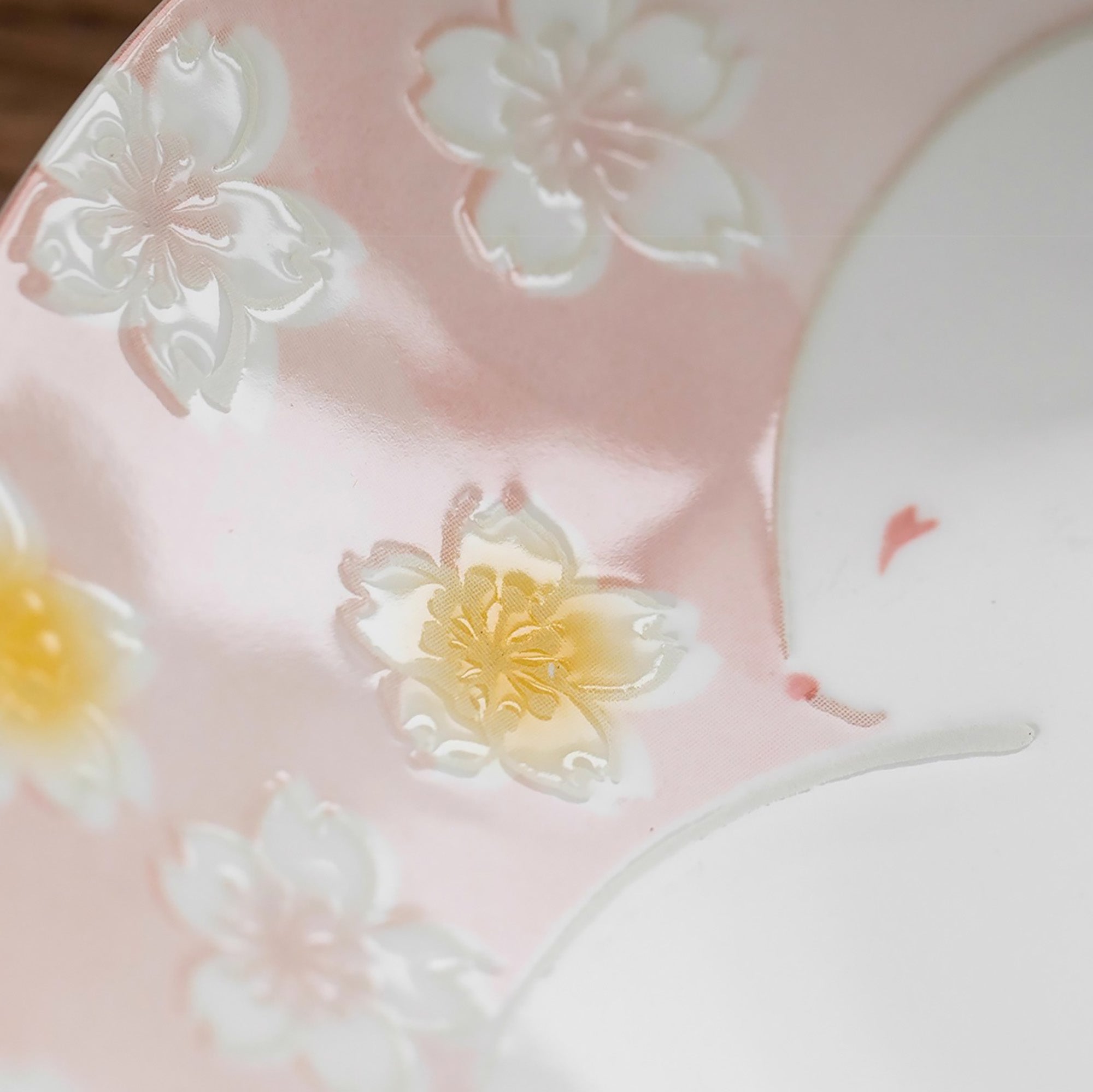 Assiette Mino-yaki avec motif lapin et fleurs de cerisie