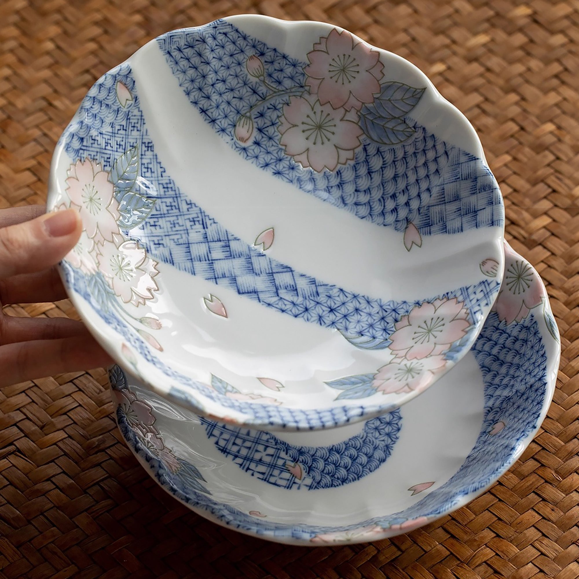 Assiette creuse Mino-yaki avec motif sakura et vagues bonheur