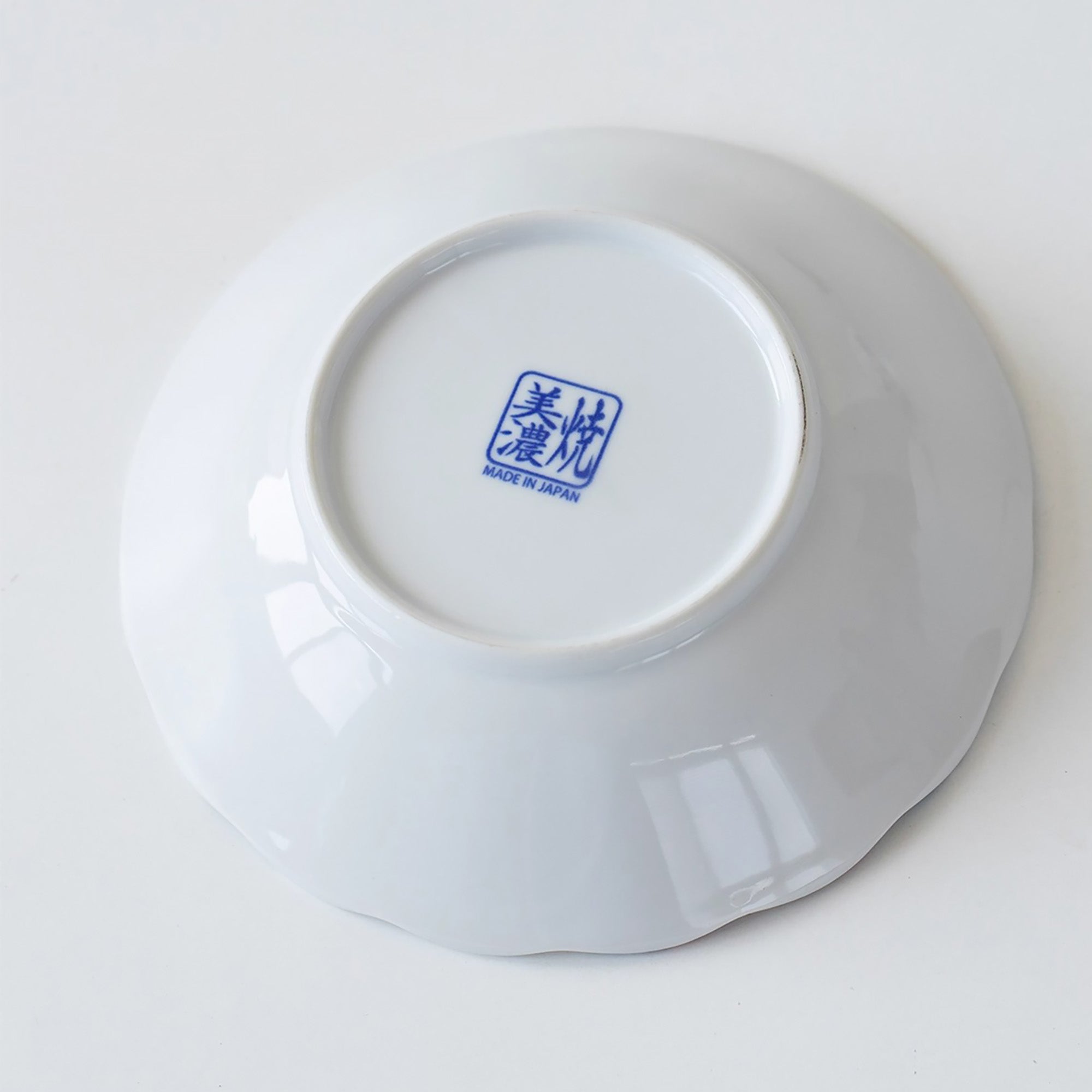 Assiette creuse Mino-yaki avec motif sakura et vagues bonheur