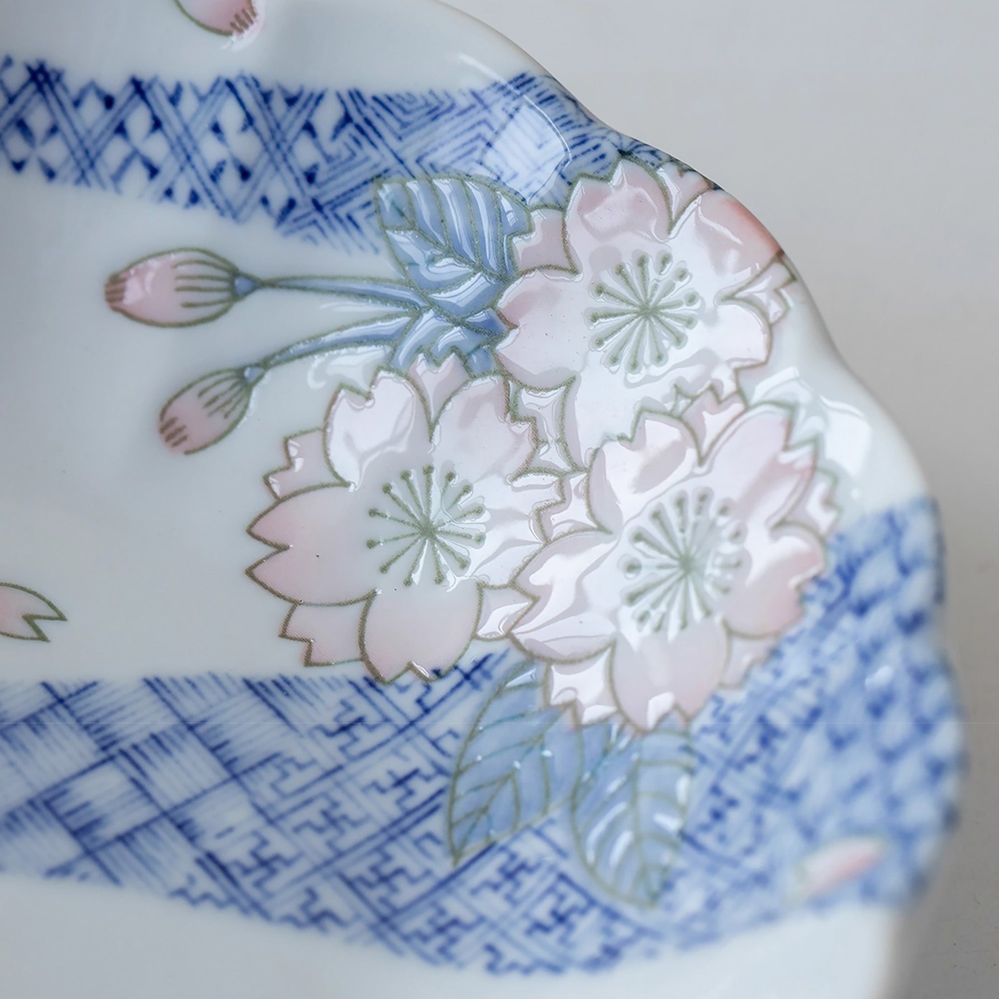 Assiette creuse Mino-yaki avec motif sakura et vagues bonheur