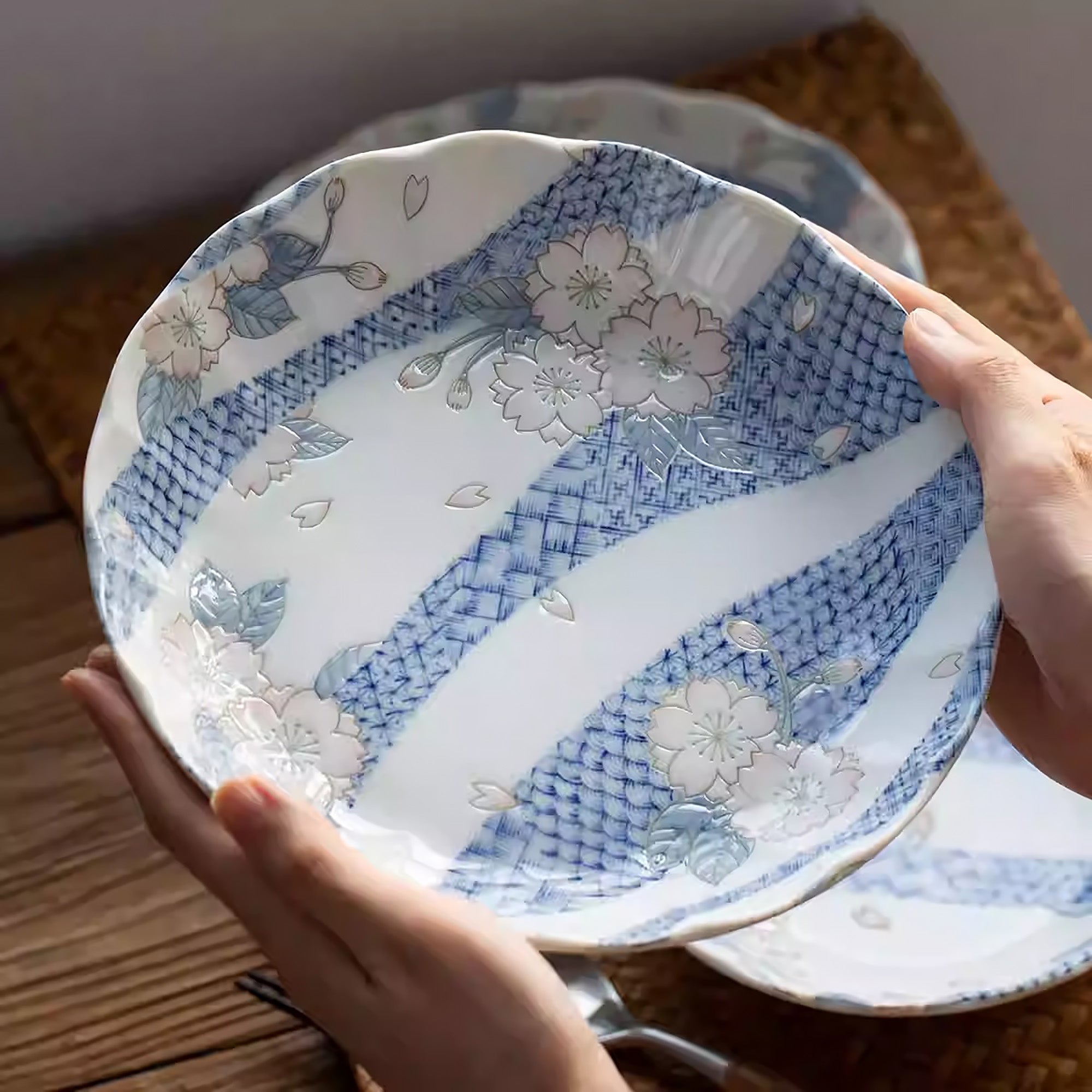 Assiette creuse Mino-yaki avec motif sakura et vagues bonheur