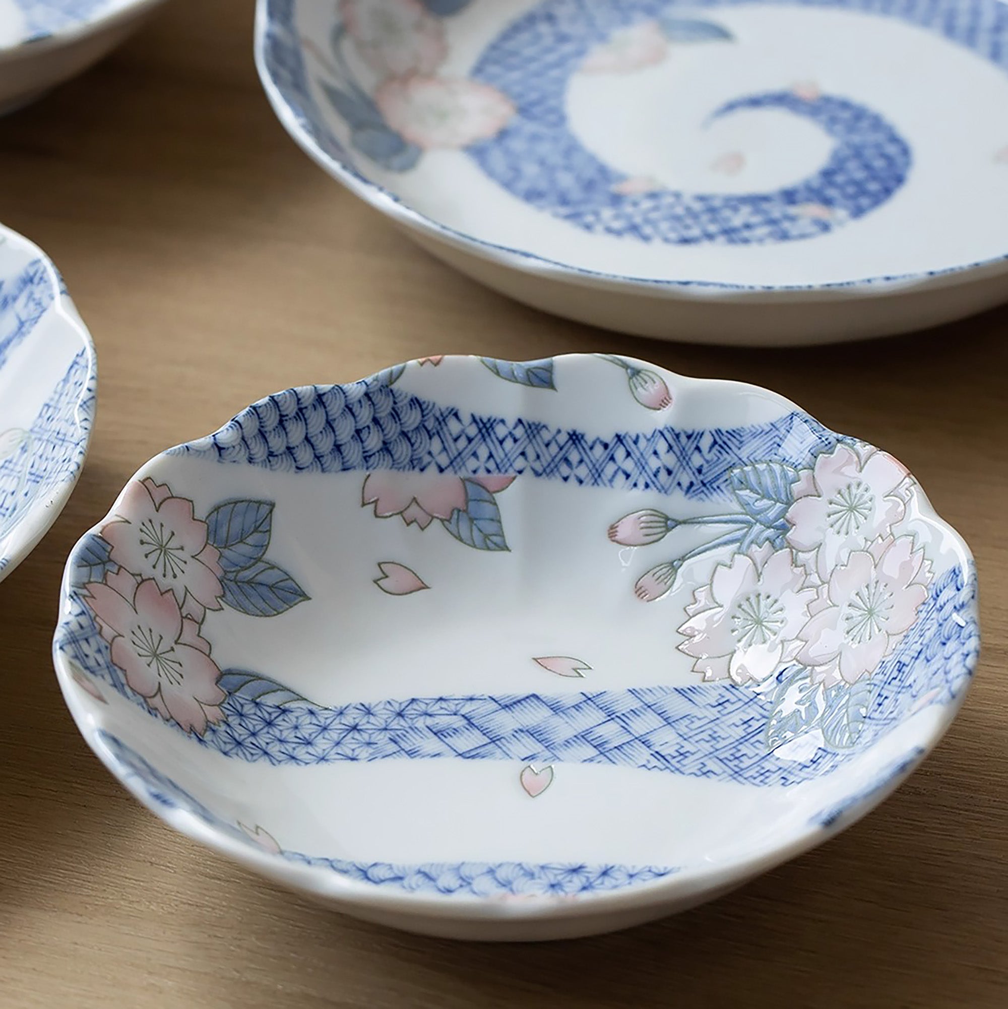 Assiette creuse Mino-yaki avec motif sakura et vagues bonheur