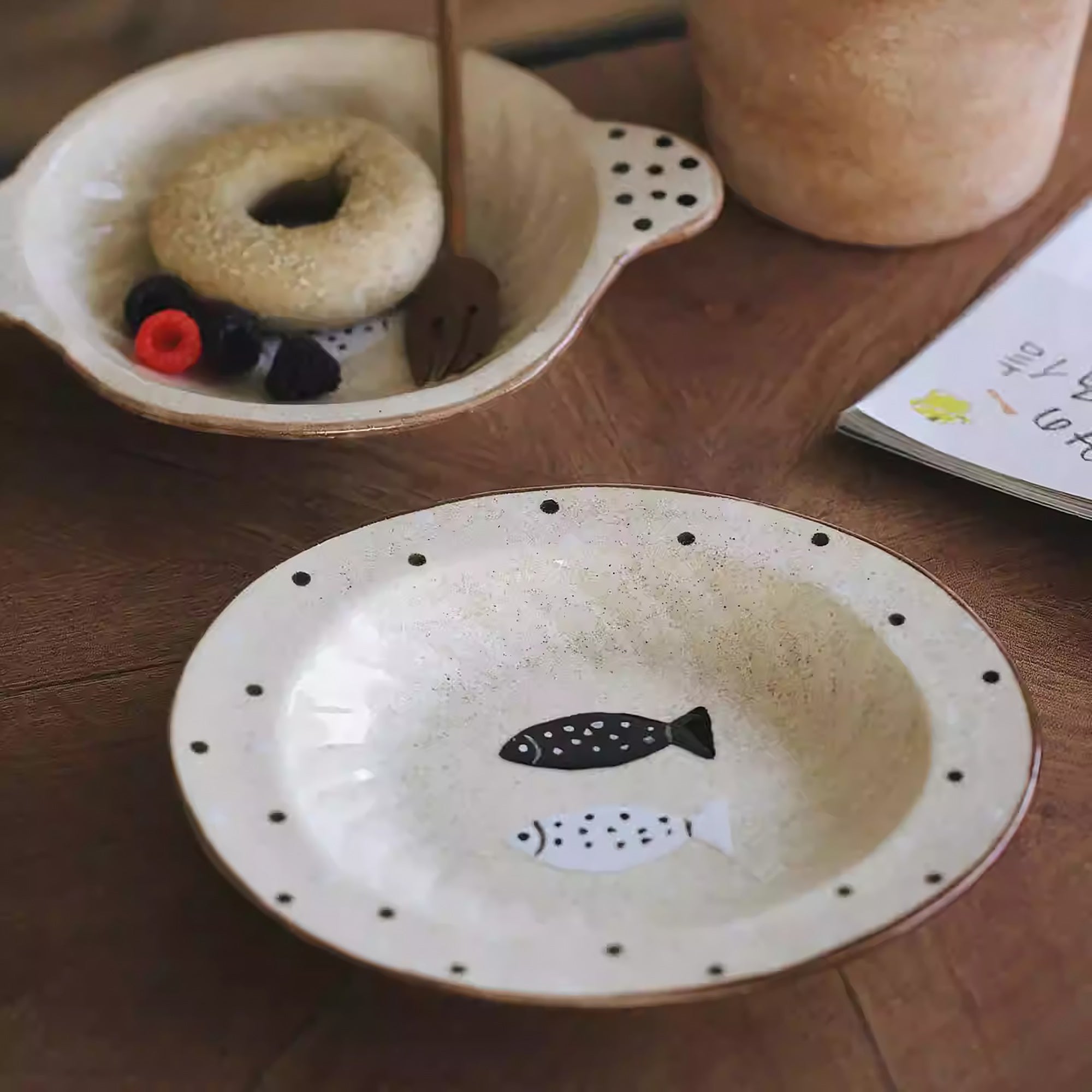 Assiette en céramique artisanale avec motif poisson