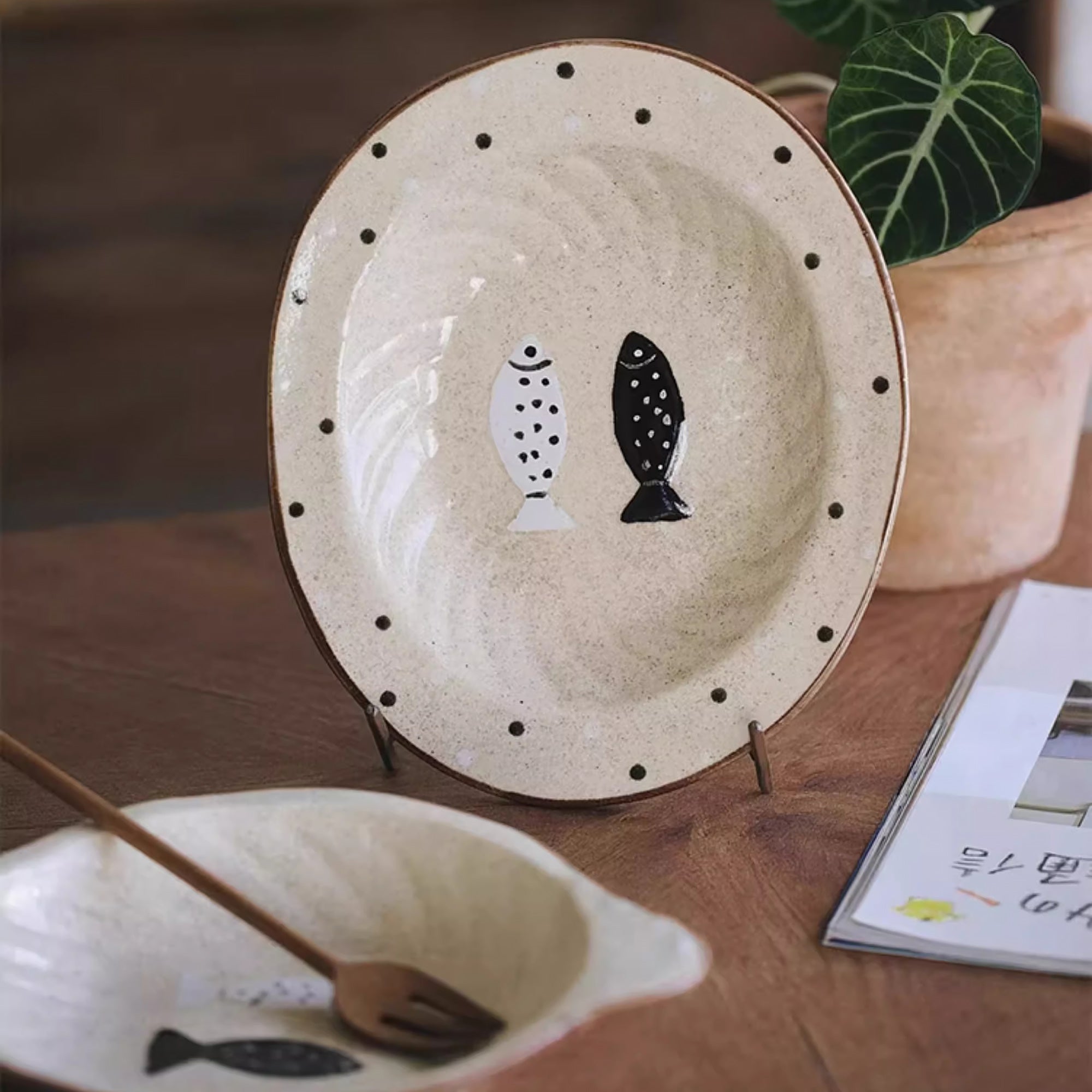 Assiette en céramique artisanale avec motif poisson