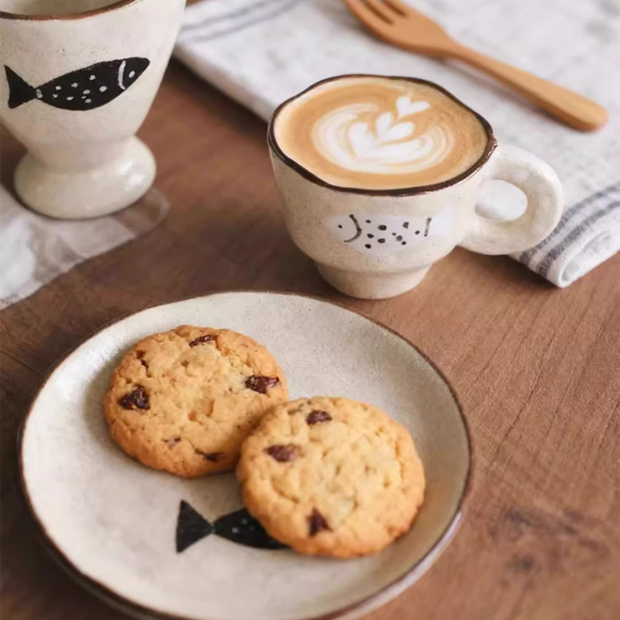 Assiette en céramique artisanale avec motif poisson