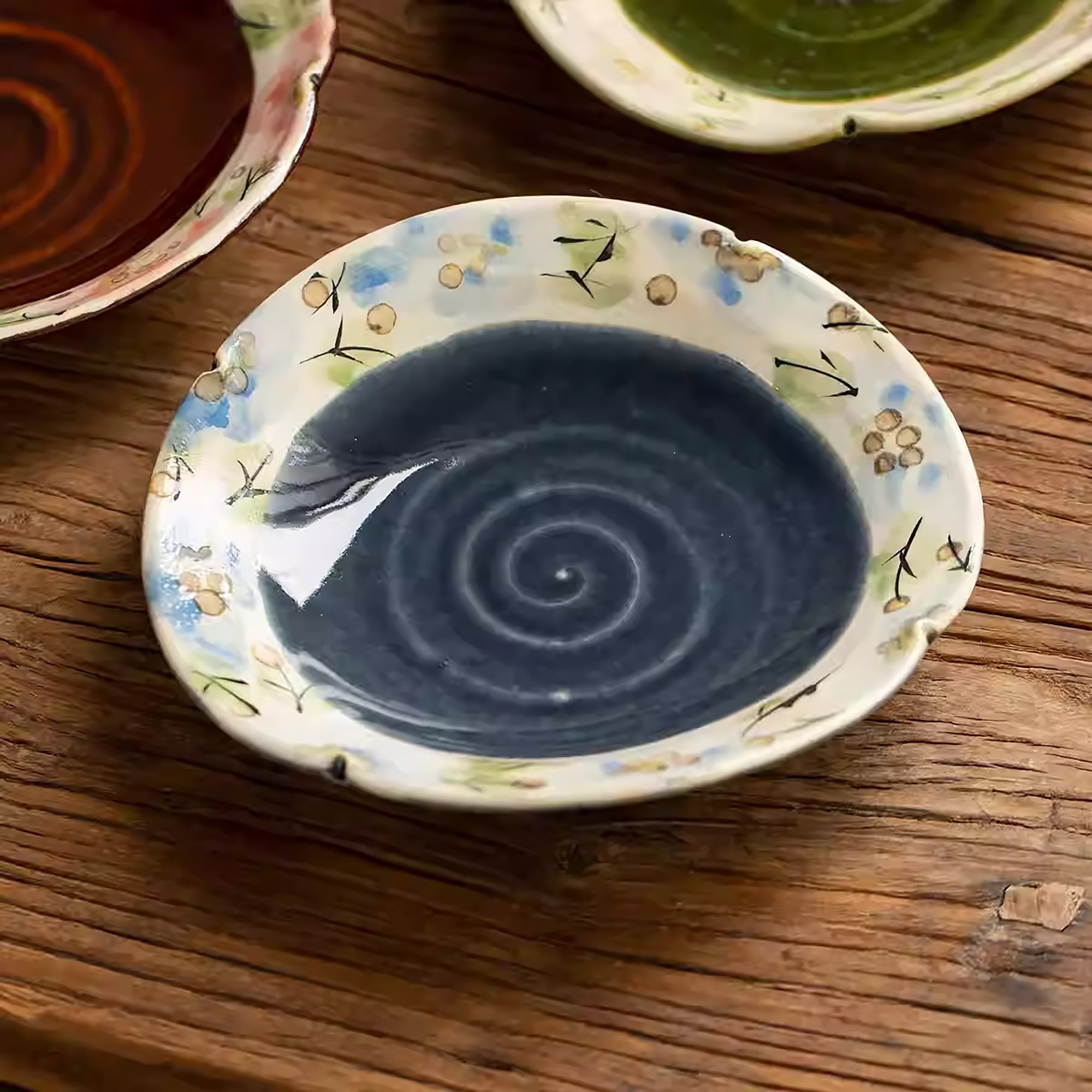 Assiette en céramique Setoyaki avec motifs floraux