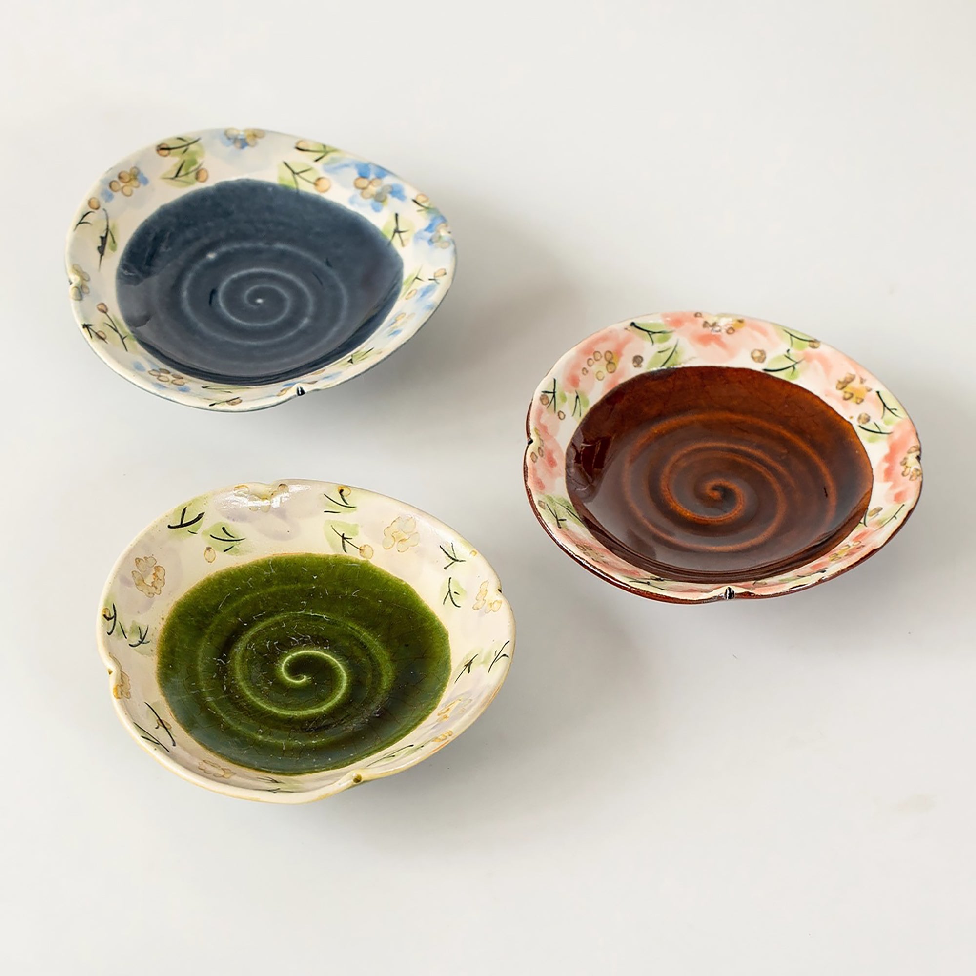 Assiette en céramique Setoyaki avec motifs floraux