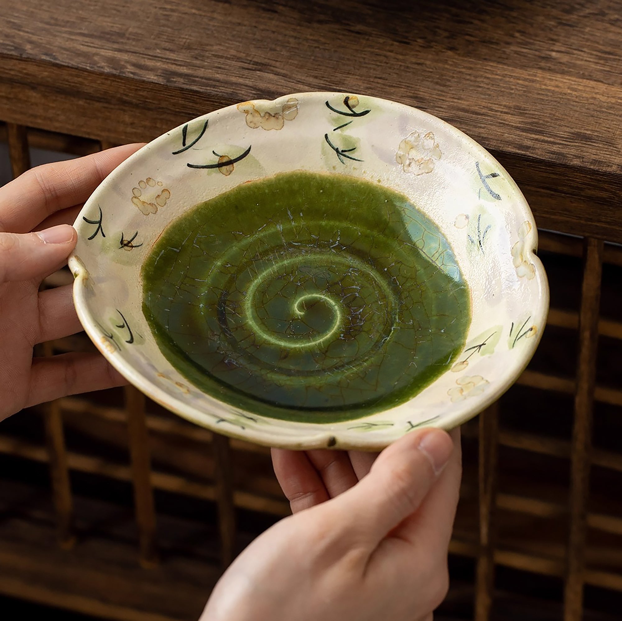 Assiette en céramique Setoyaki avec motifs floraux