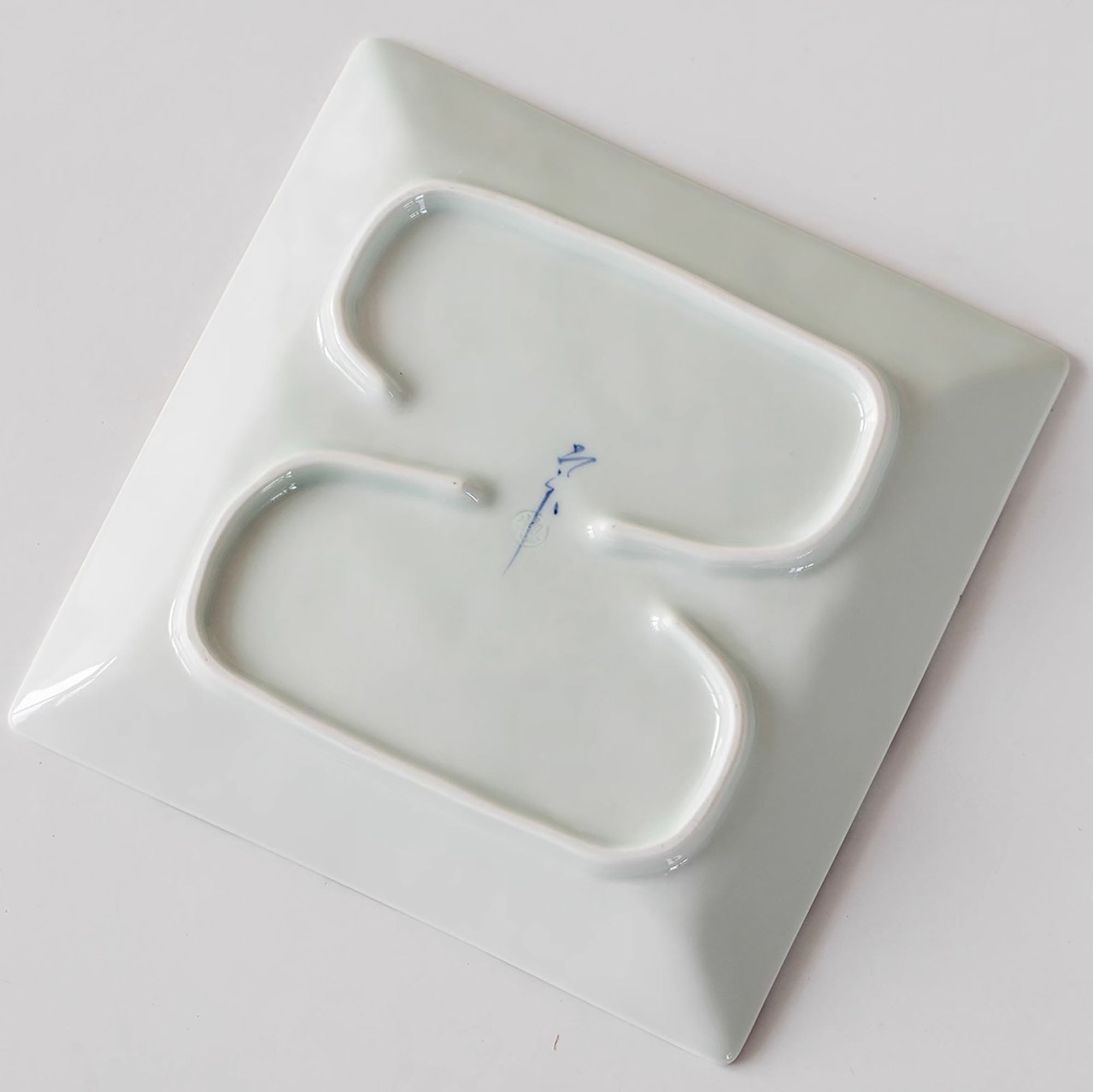 Assiette carrée en porcelaine Arita-yaki avec motif damier peint à la main
