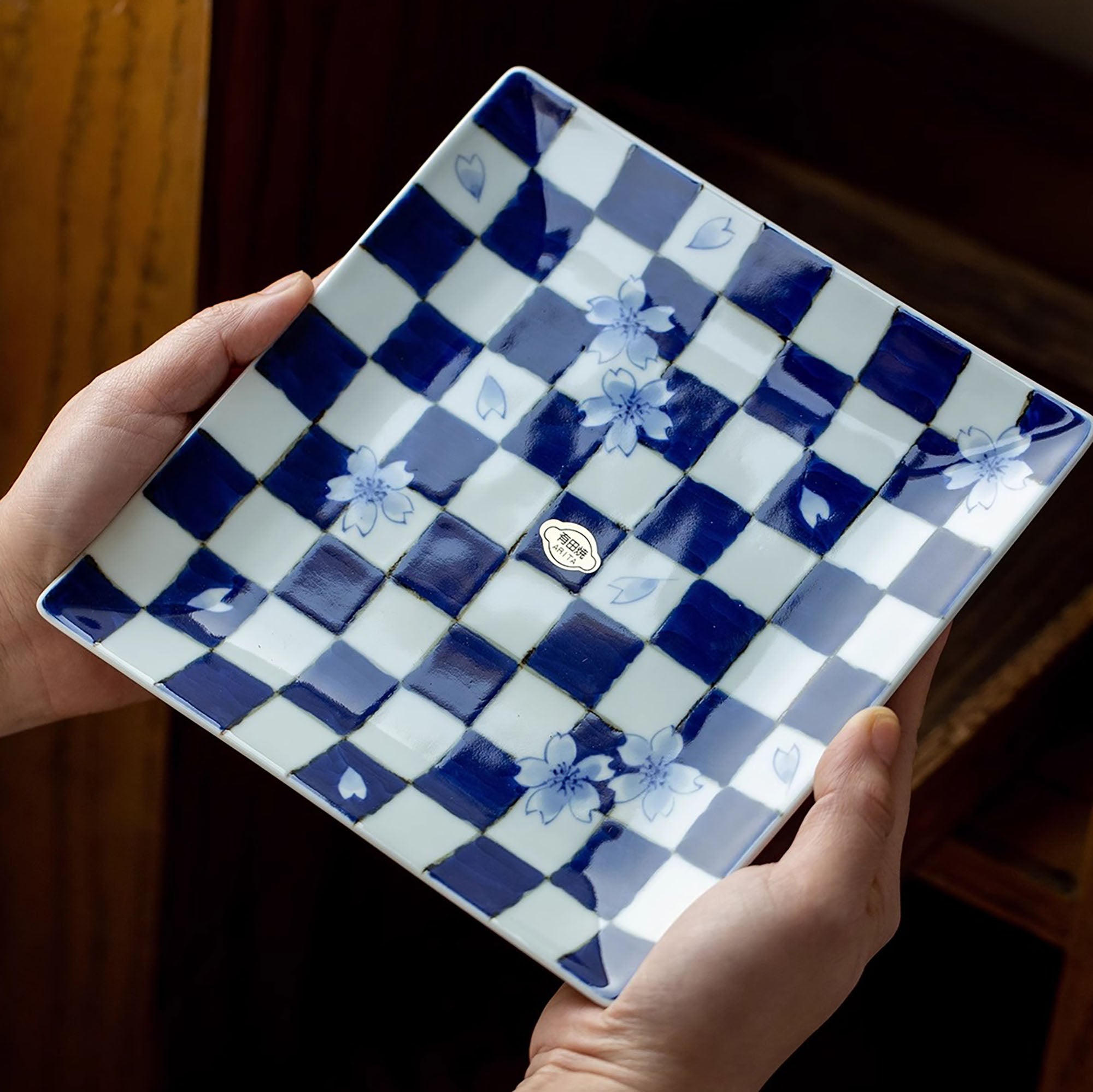 Assiette carrée en porcelaine Arita-yaki avec motif damier peint à la main