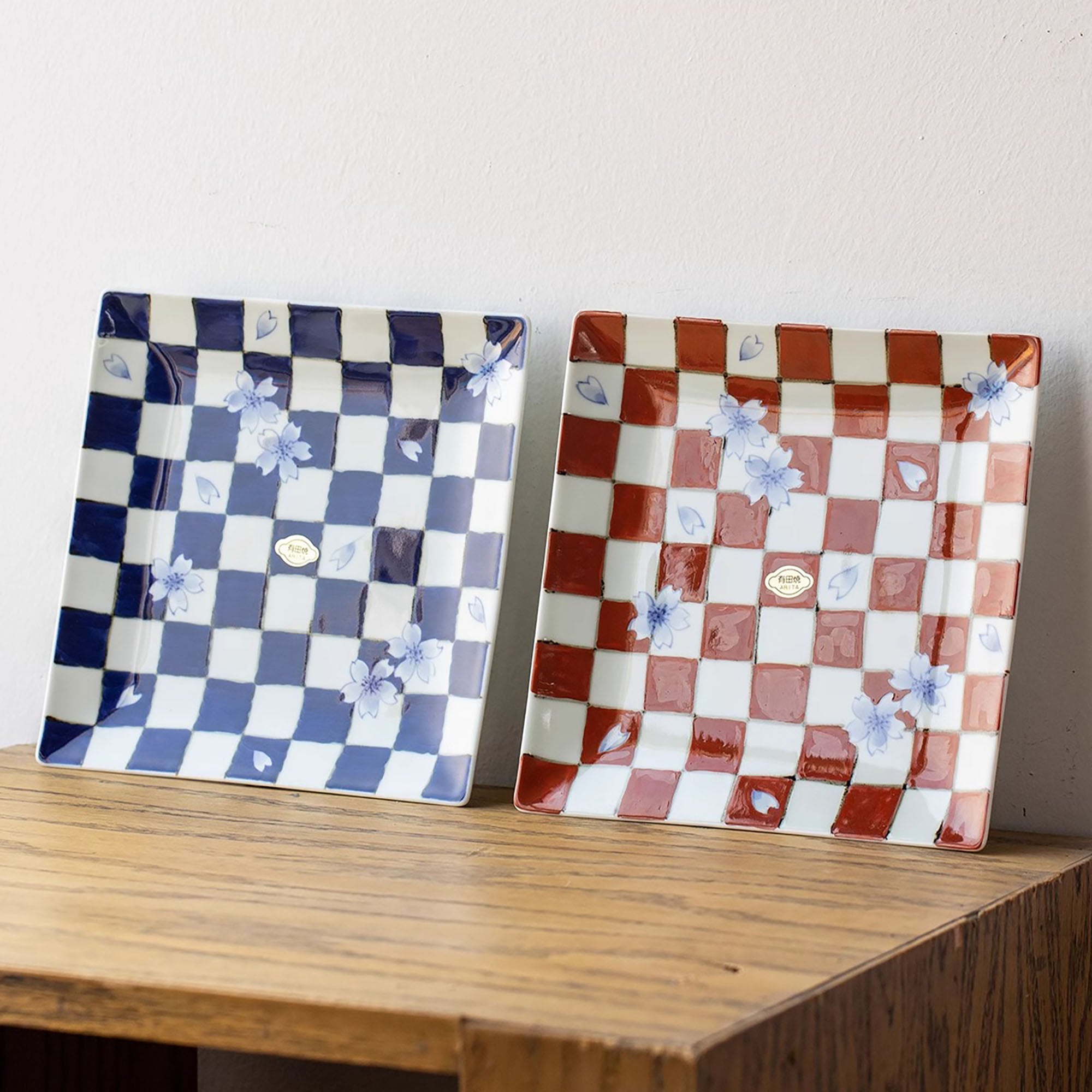 Assiette carrée en porcelaine Arita-yaki avec motif damier peint à la main