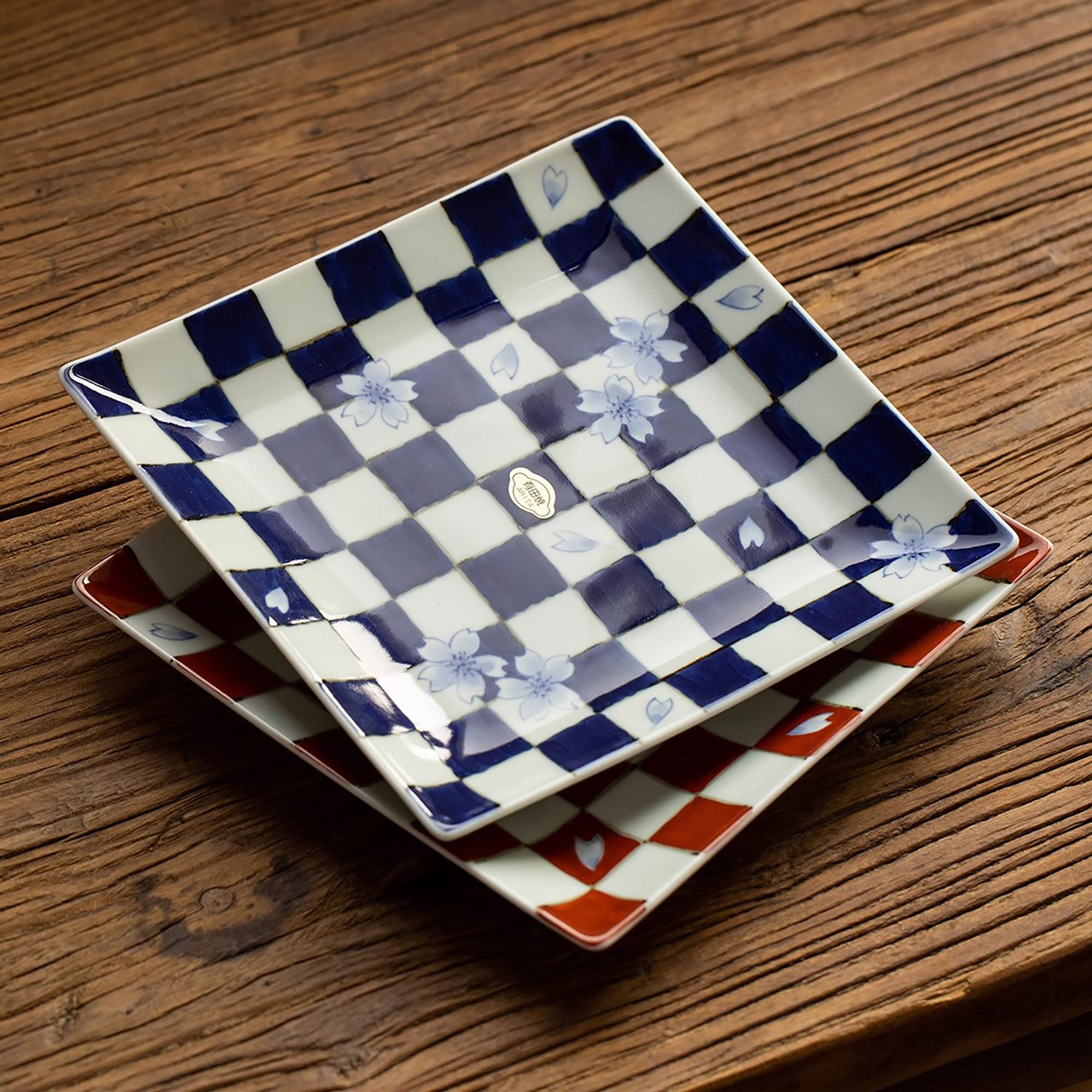Assiette carrée en porcelaine Arita-yaki avec motif damier peint à la main