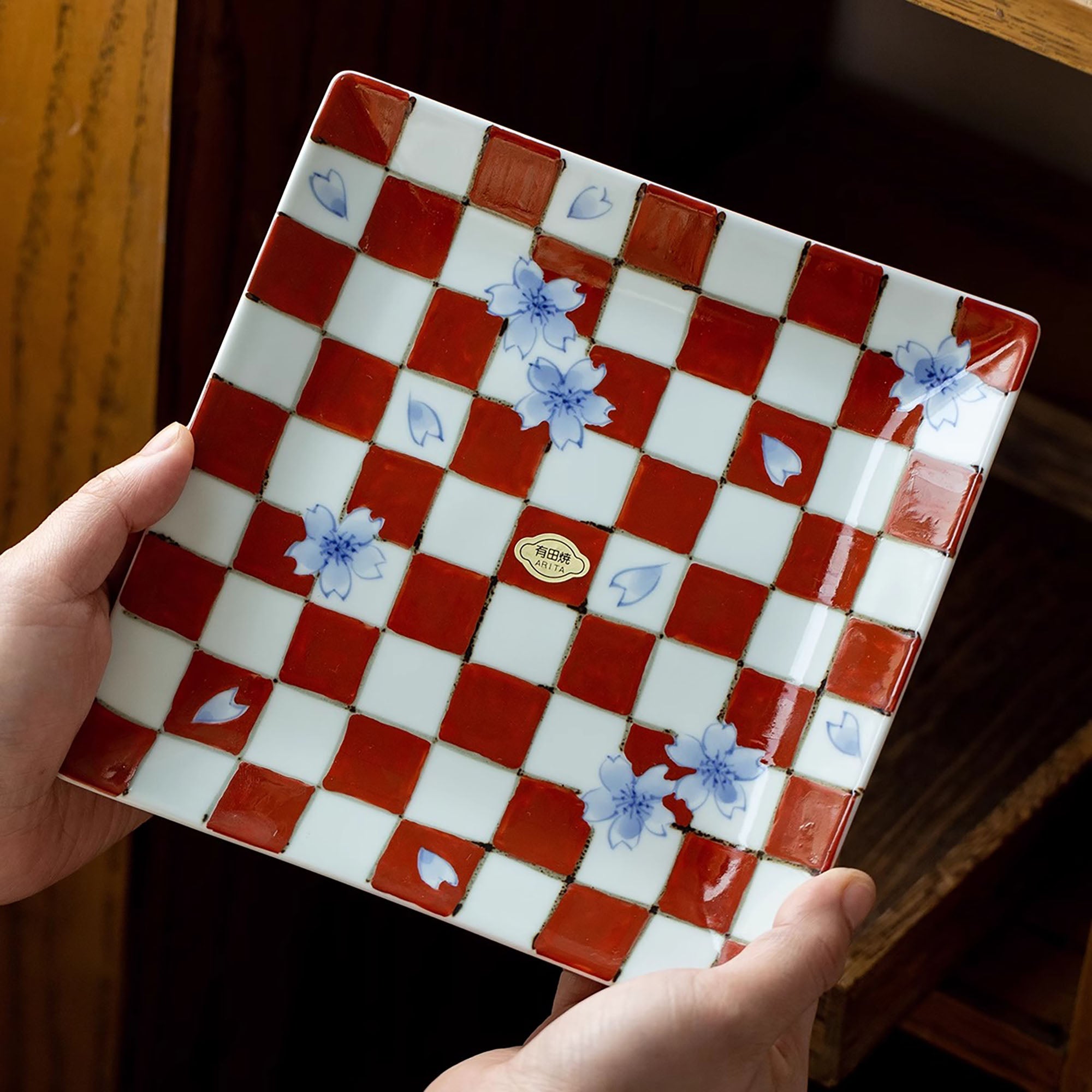 Assiette carrée en porcelaine Arita-yaki avec motif damier peint à la main