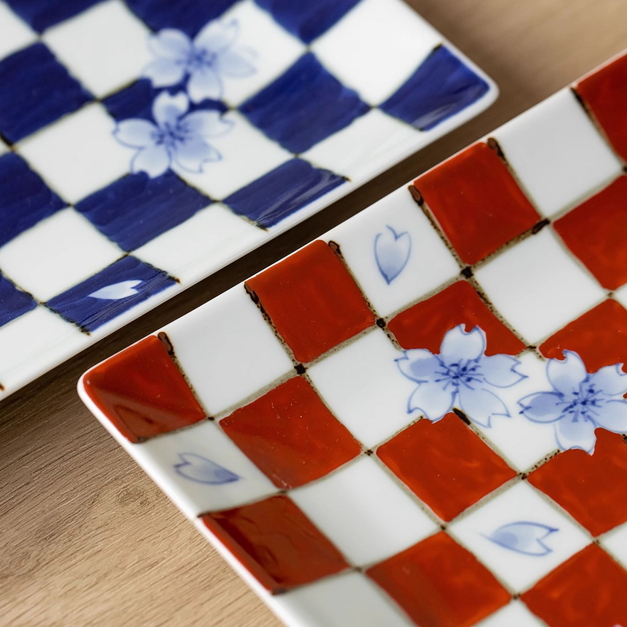 Assiette carrée en porcelaine Arita-yaki avec motif damier peint à la main