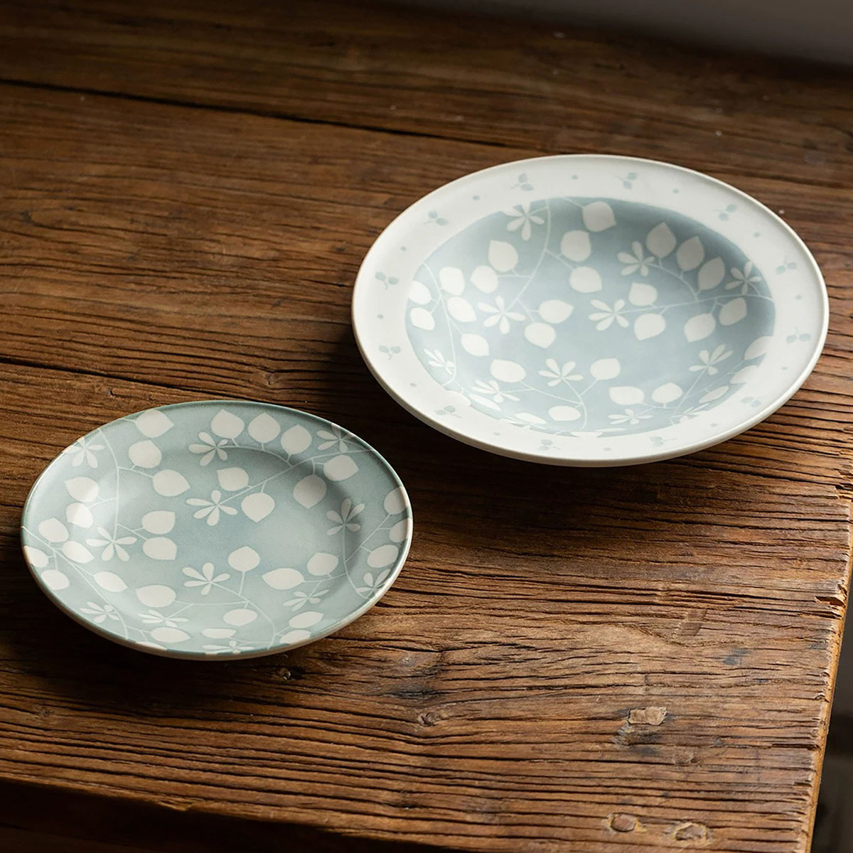 Assiette Mino-yaki en céramique à motifs floraux bleus