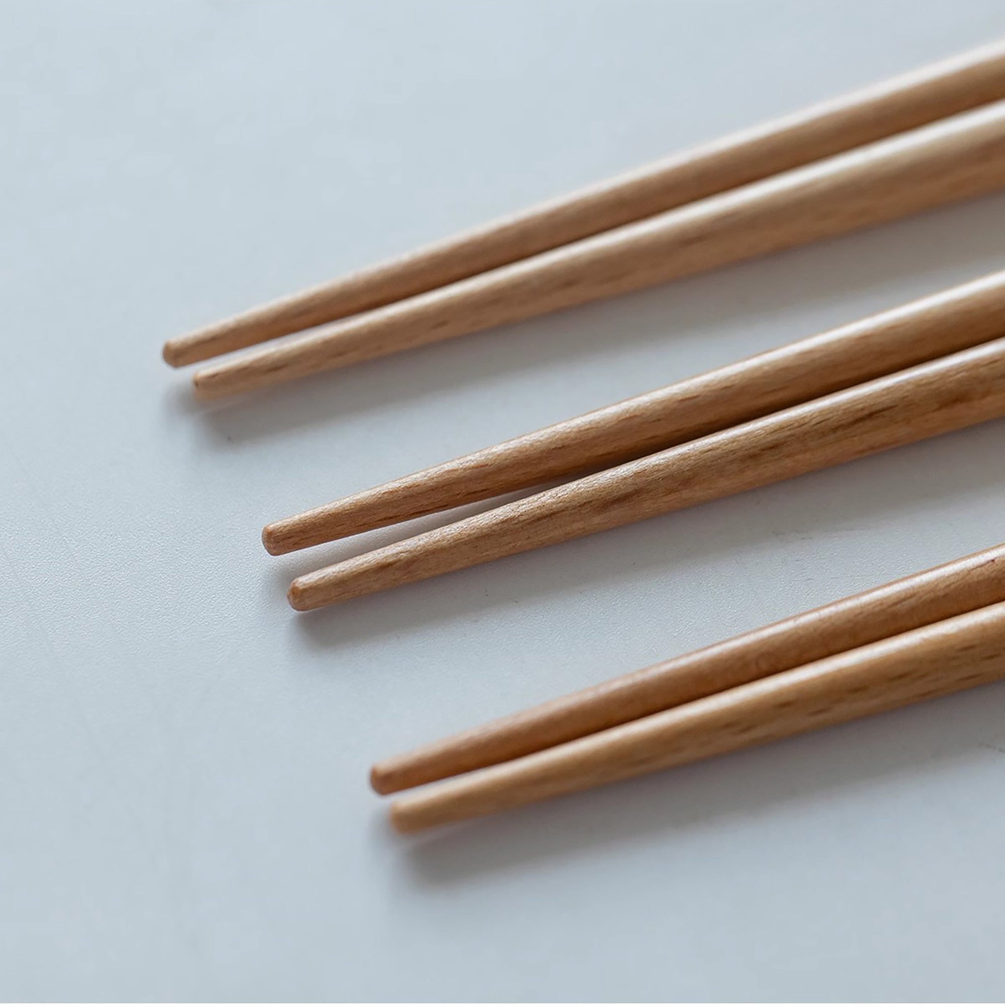 Baguettes en bois avec décorations d’animaux