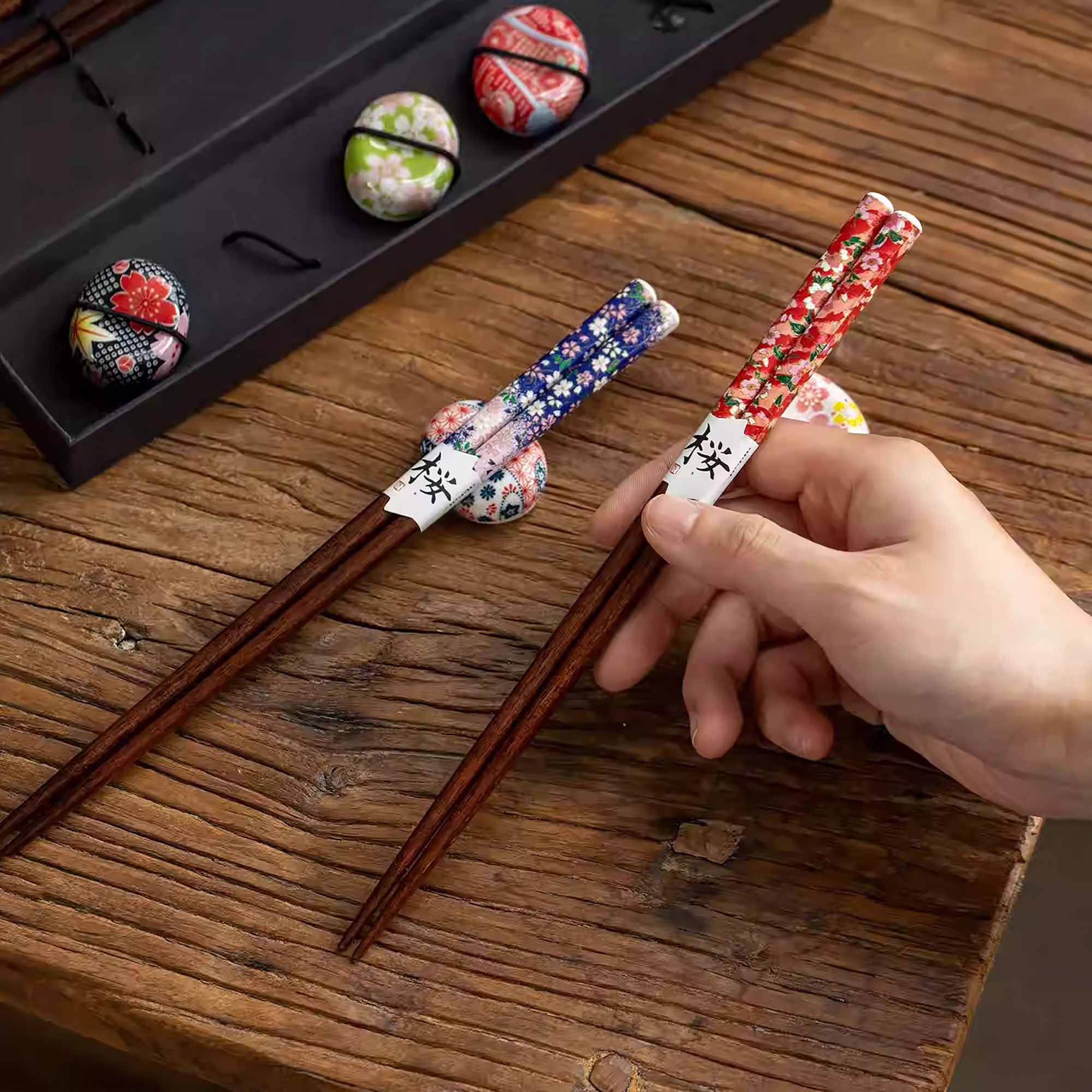Coffret de baguettes Tanaka en bois naturel avec repose-baguettes sakura
