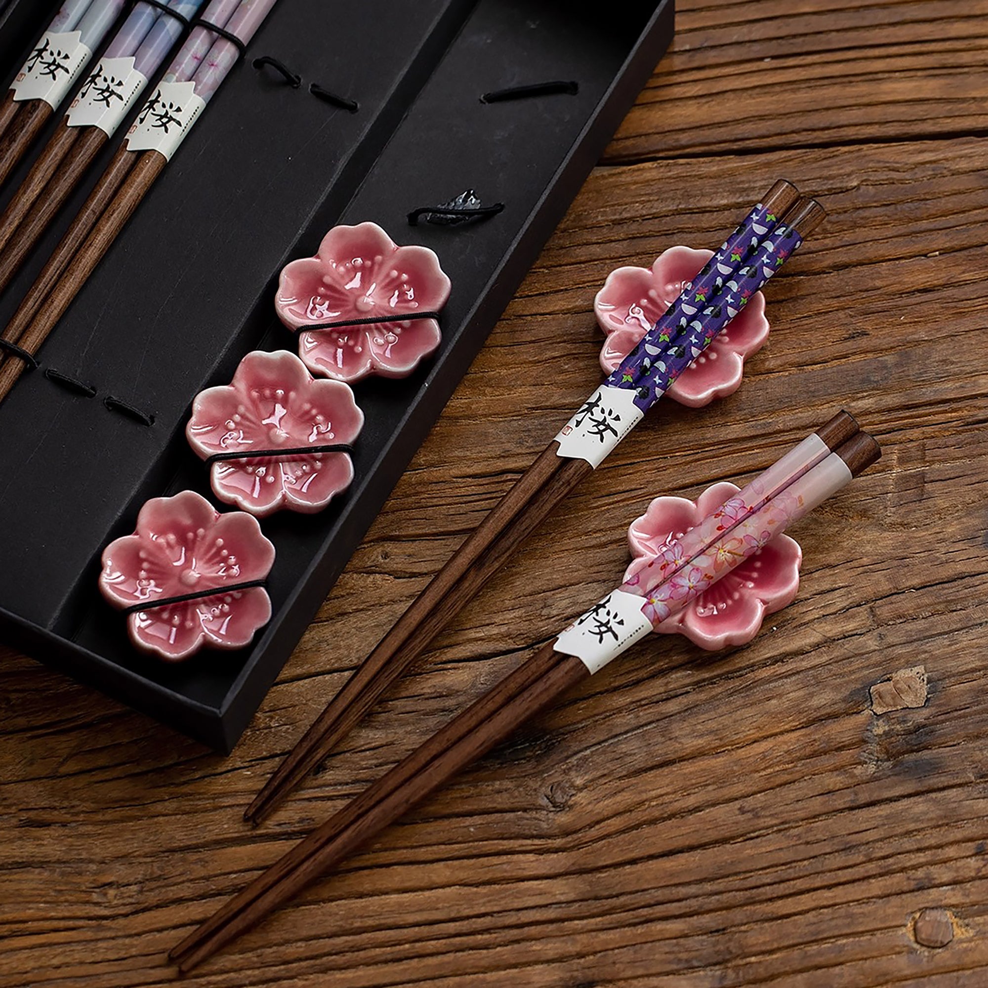 Coffret de baguettes Tanaka en bois naturel avec repose-baguettes sakura