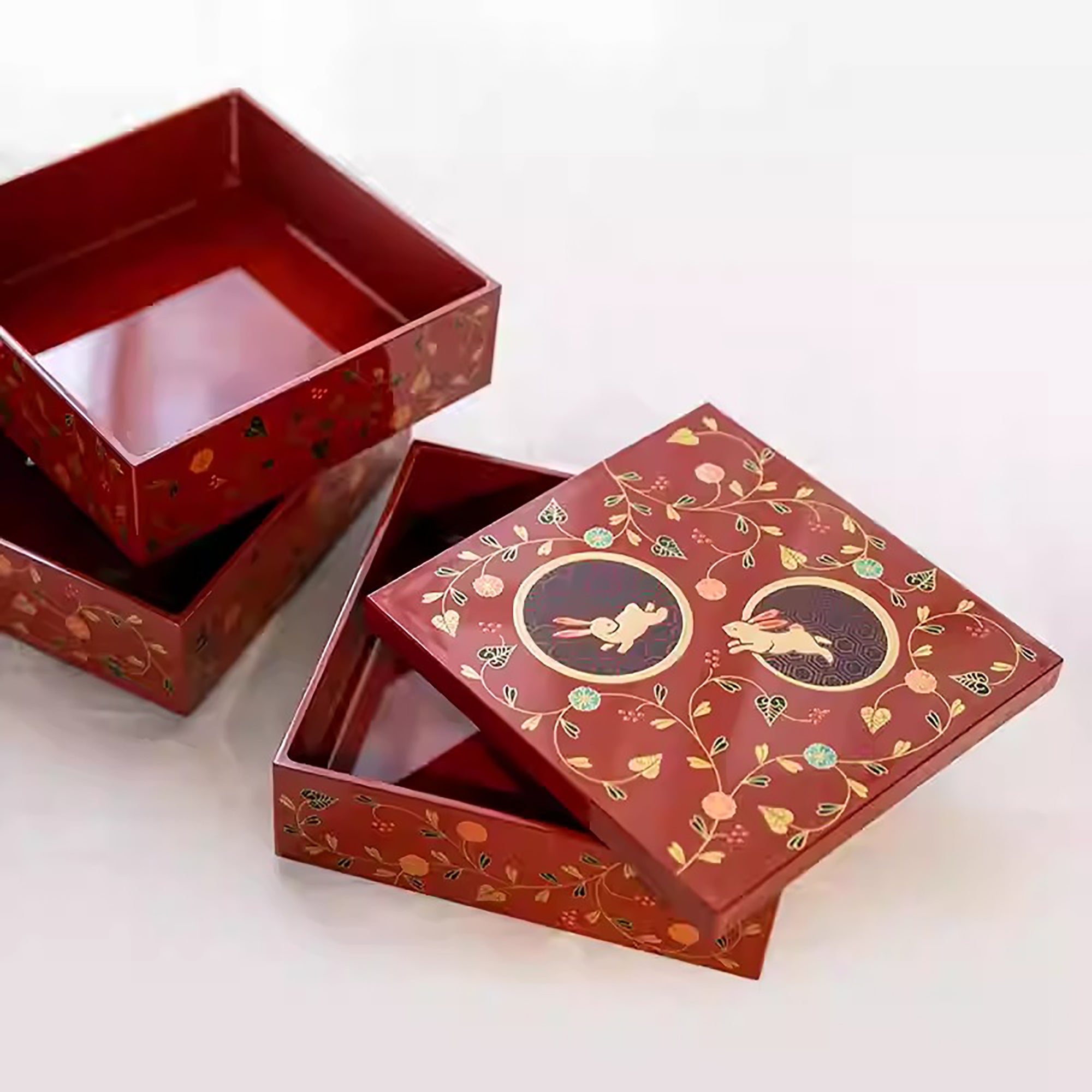 Boîte de rangement japonaise en laque Yamanaka à trois niveaux motif lapin