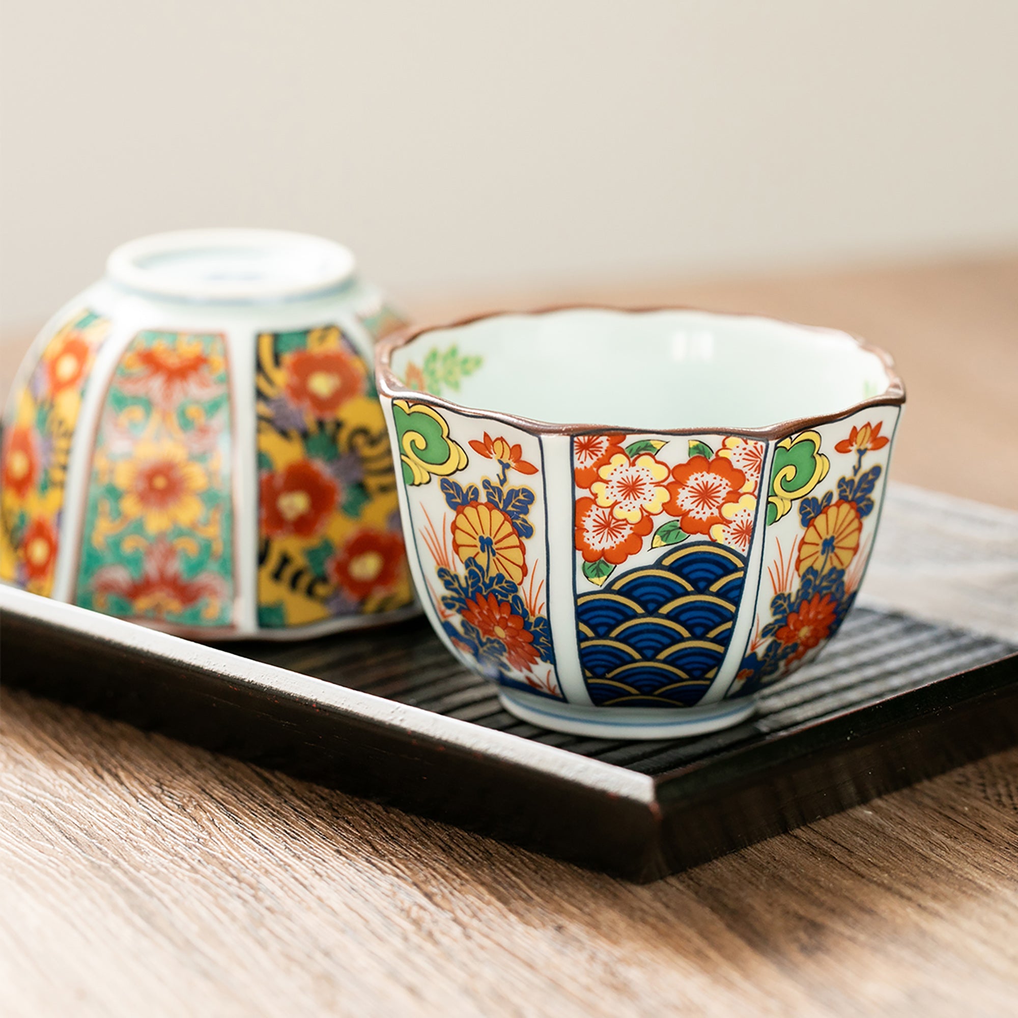 Achteckige Arita-Yaki-Schale mit Ko-Imari-Motiven