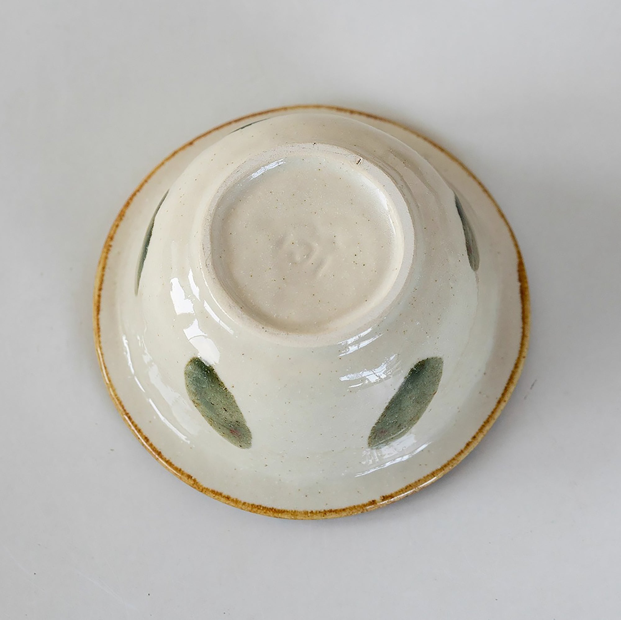 Vaisselle en céramique Minoyaki motif petites feuilles peint à la main