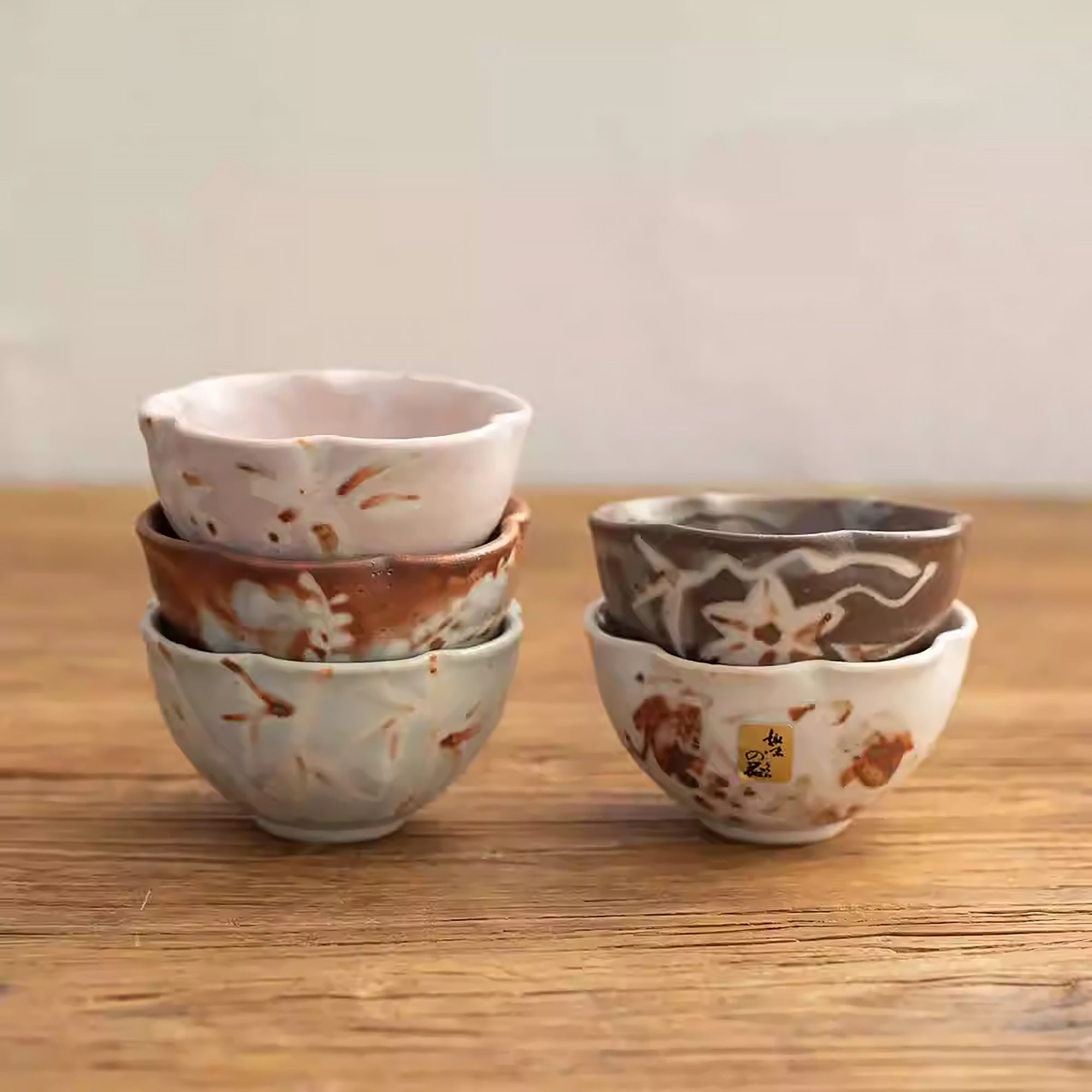 Tasse en forme fleur Shino-yaki avec motifs naturels