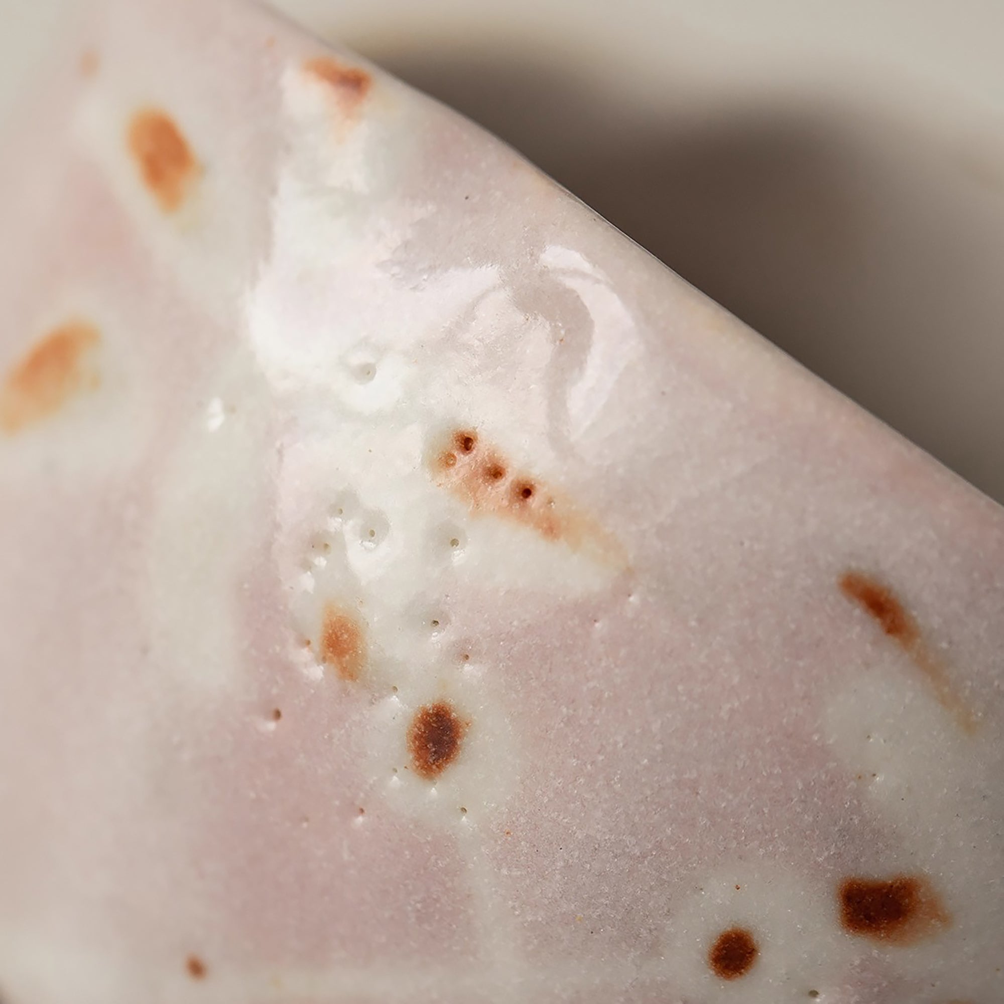 Tasse en forme fleur Shino-yaki avec motifs naturels