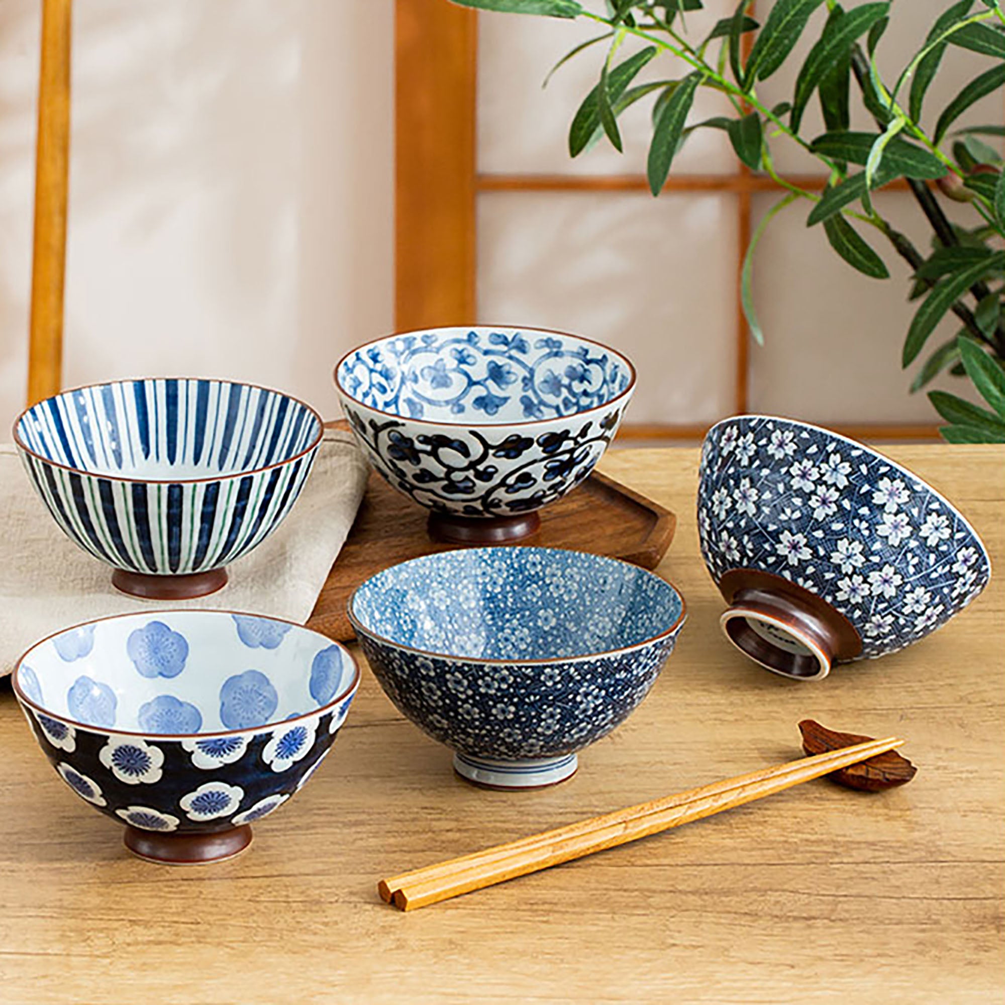 Minoyaki bowl with handcrafted design