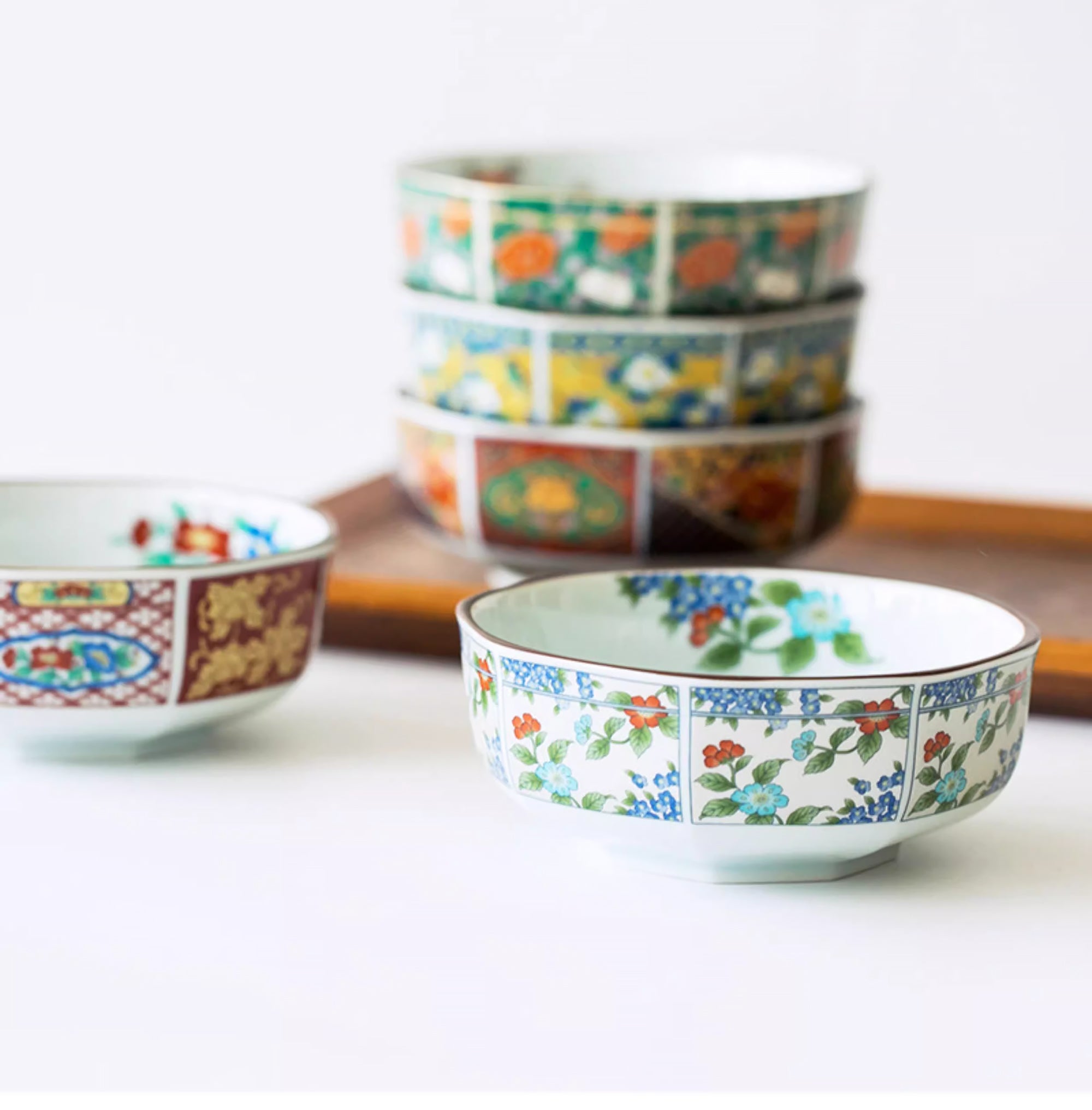 Bol octogonal Minoyaki avec motifs floraux teintés