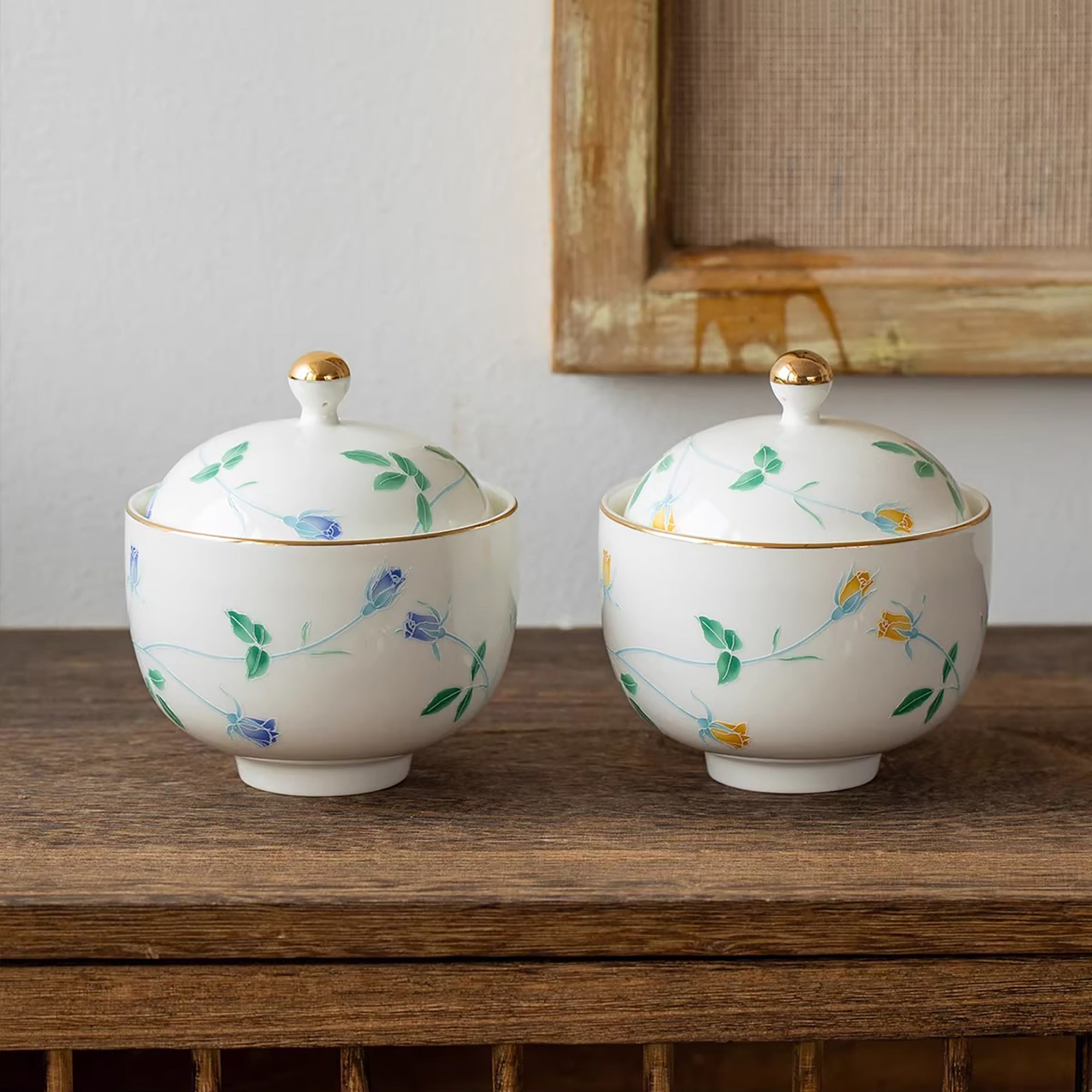 Bol couvert Minoyaki en porcelaine blanche motif rose