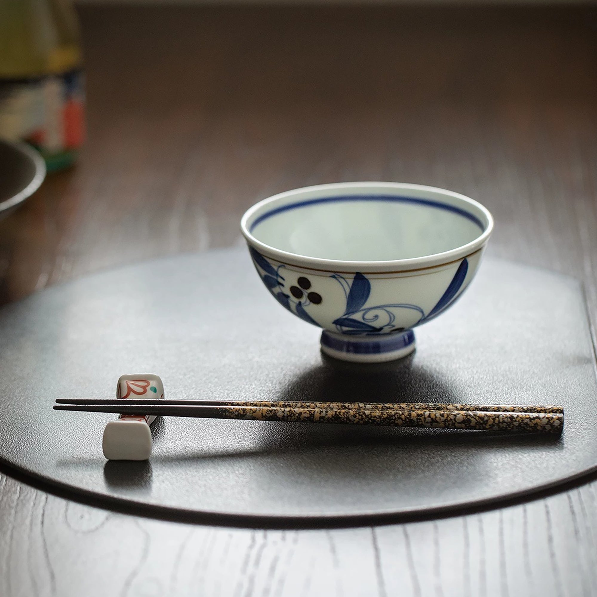 Bol en porcelaine Mino-yaki Issei décor feuilles ondoyantes